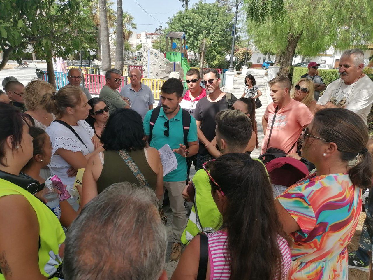 Concentración de los empleados afectados durante un encuentro con el portavoz del PSOE.
