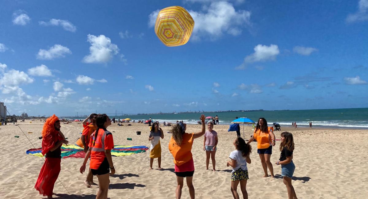 Actividad de ocio en la playa de Valdelagrana. 
