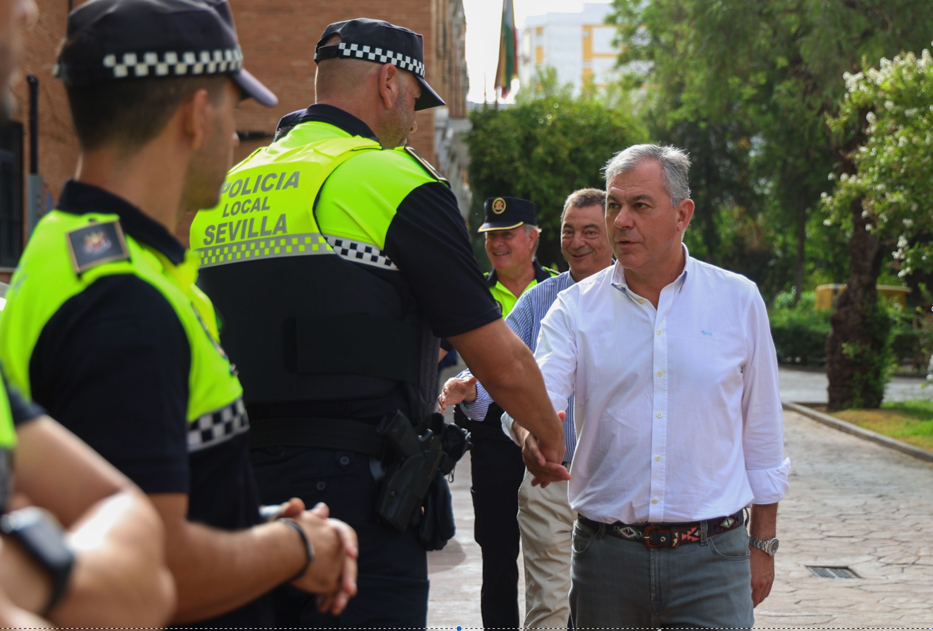Agentes de la Policía Local saludan al alcalde de Sevilla: José Luis Sanz