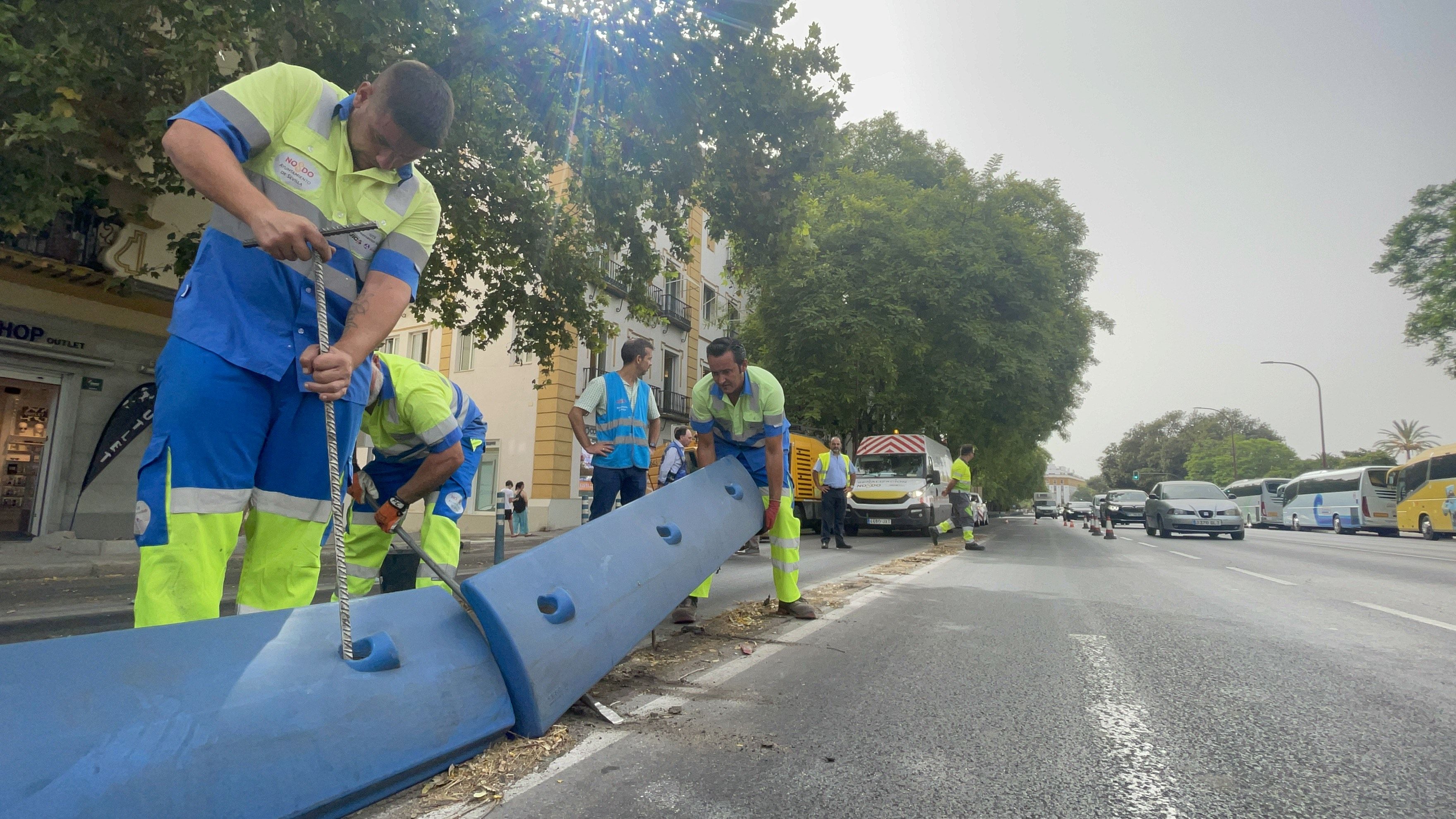 Operarios municipales de Sevilla retirando los separadores del carril bus, causantes de accidentes