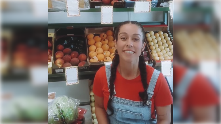 Frutera y rapera a tiempo completo: así es Rocío, la frutera de Dos Hermanas que arrasa en internet.