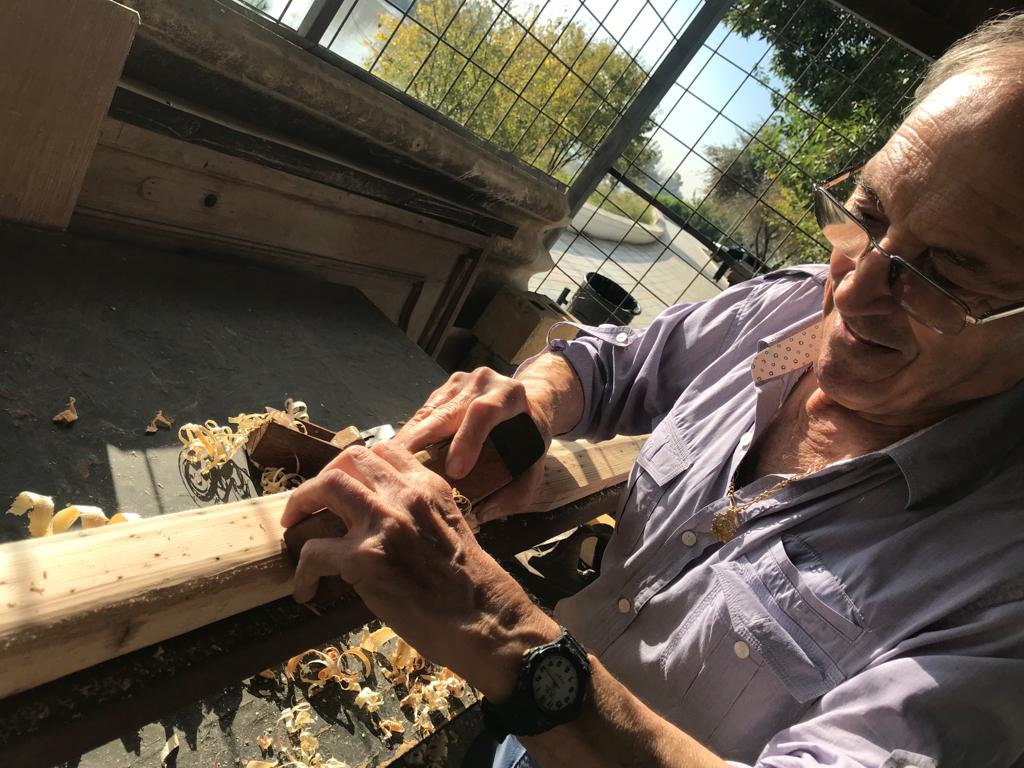 El carpintero de Coria del Río, José Antonio Asián, trabajando la madera.