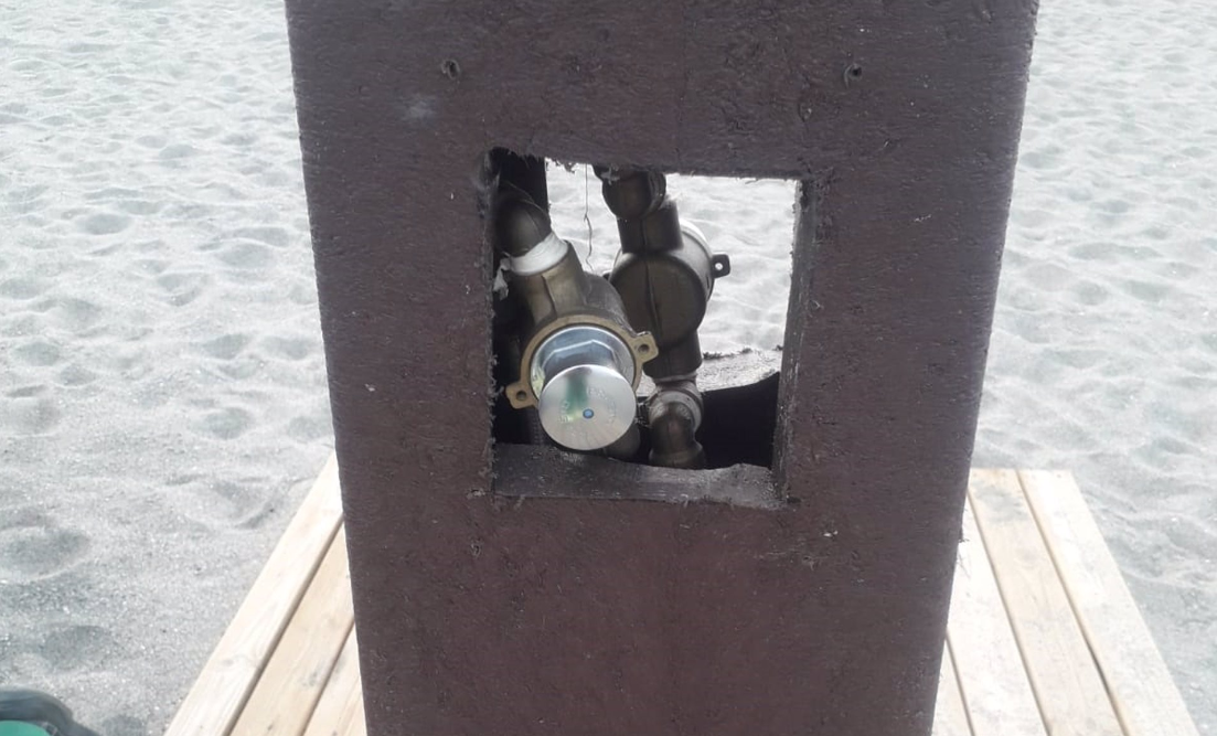 La Línea denuncia actos vandálicos contra las duchas y aseos de sus playas, sin agua por la situación de sequía. AYTO LA LÍNEA