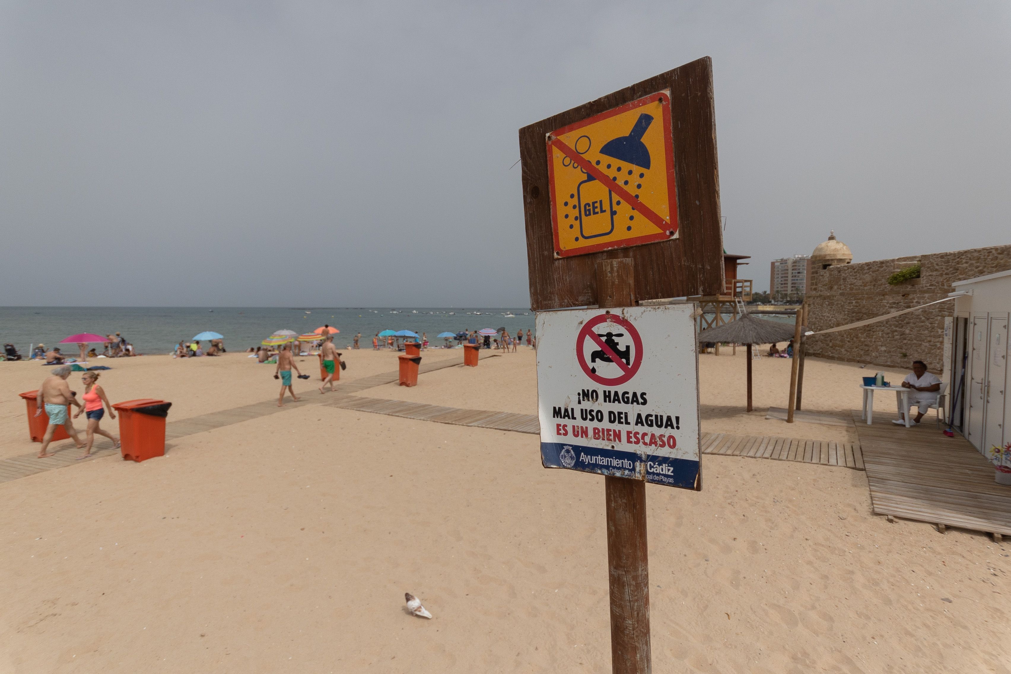 Cartel que muestra el corte de agua en una playa de Cádiz