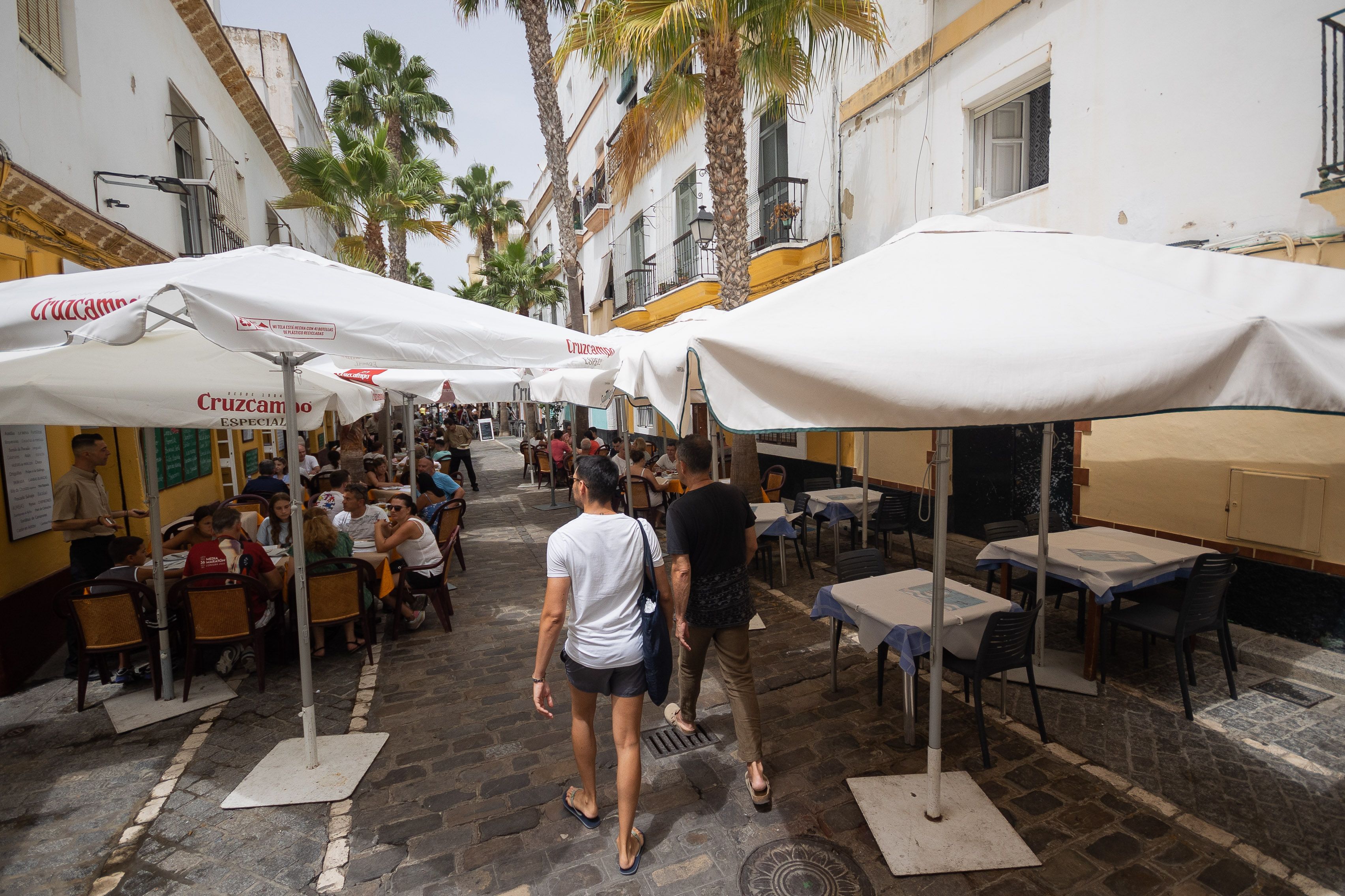 Una calle llena de bares en Cádiz. 
