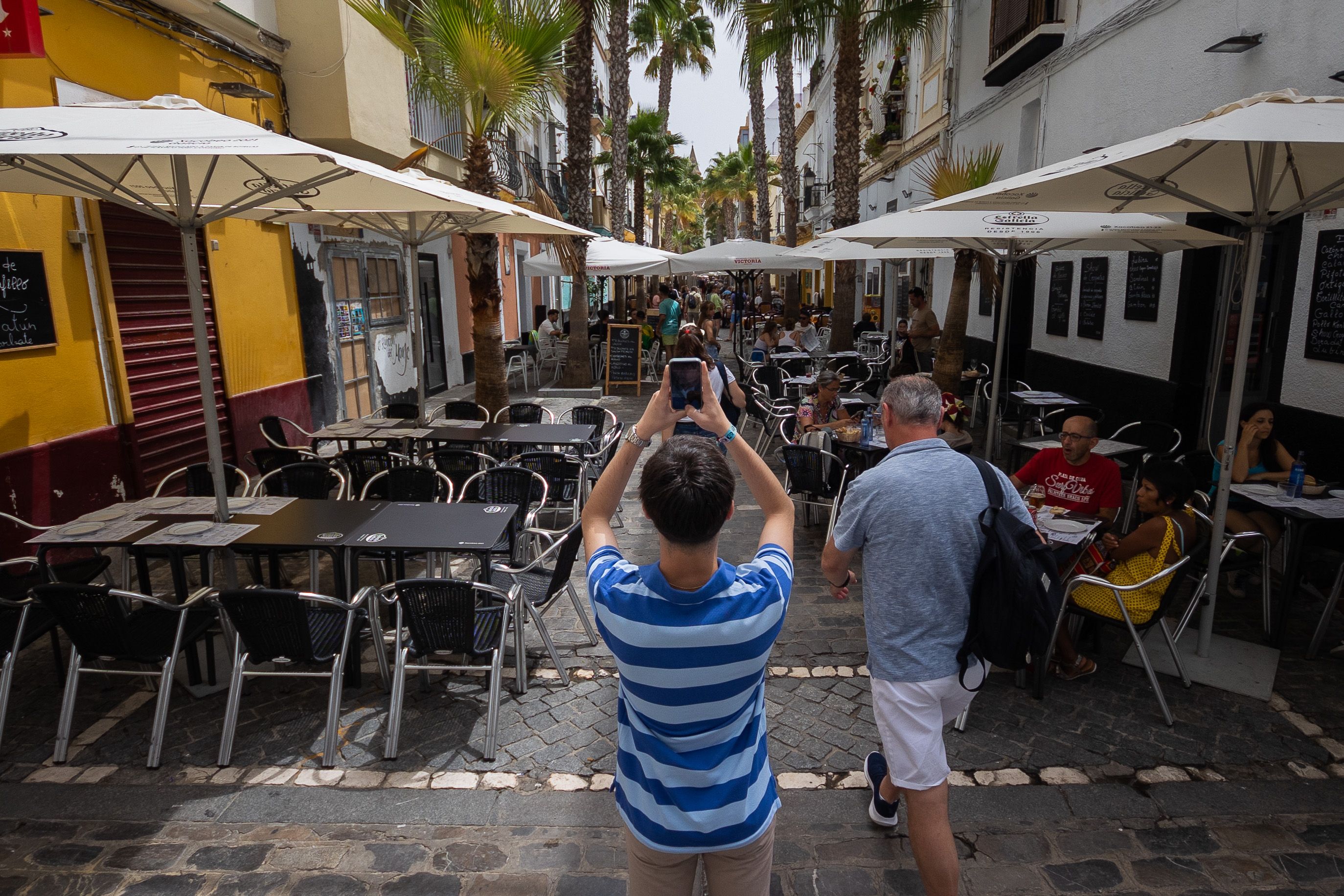 Un joven turista saca una fotografía de la calle La Palma este mes de agosto.