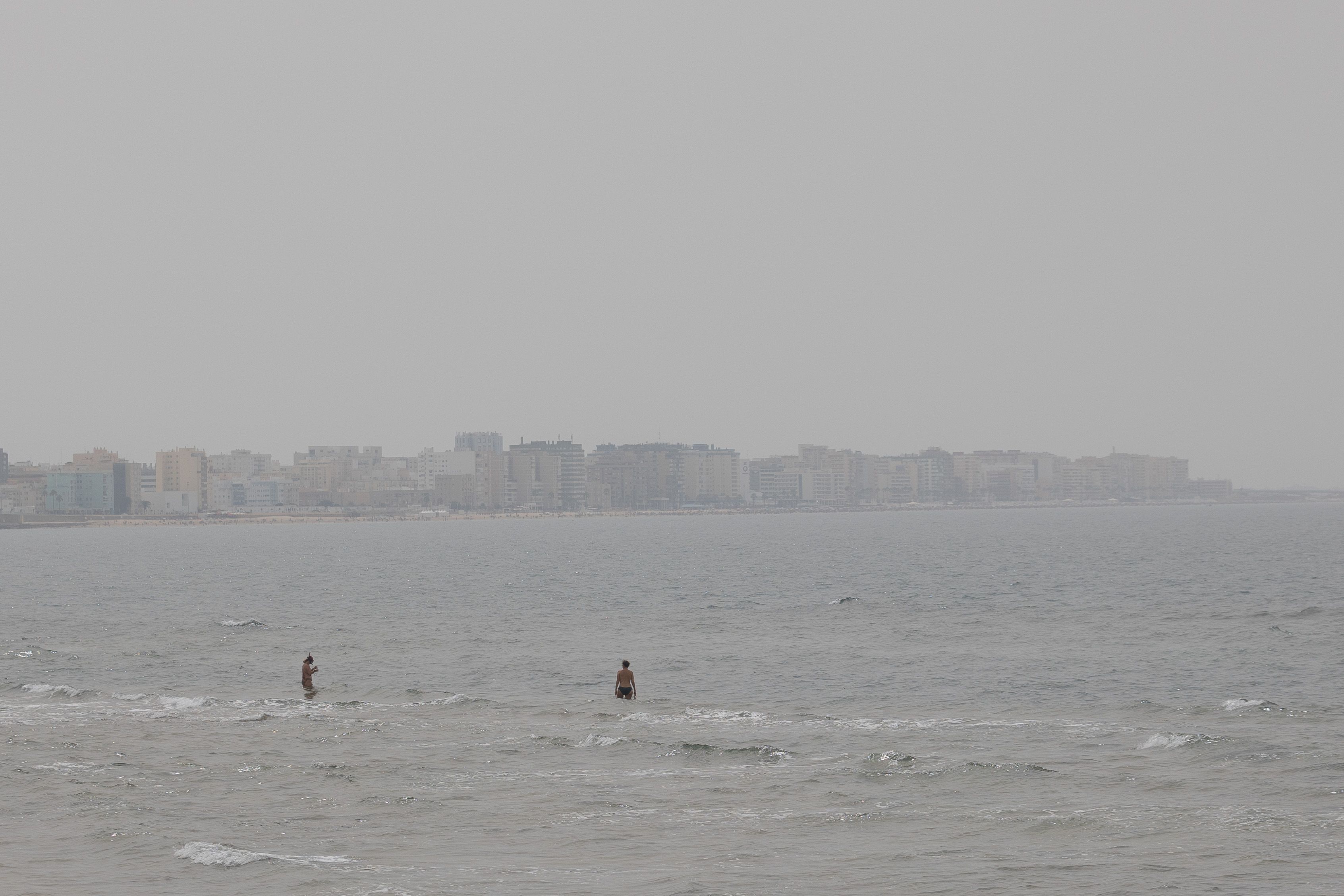 Aumento de la inestabilidad desde este viernes: llega una DANA. Playa de La Caleta azotada por un fuerte levante.