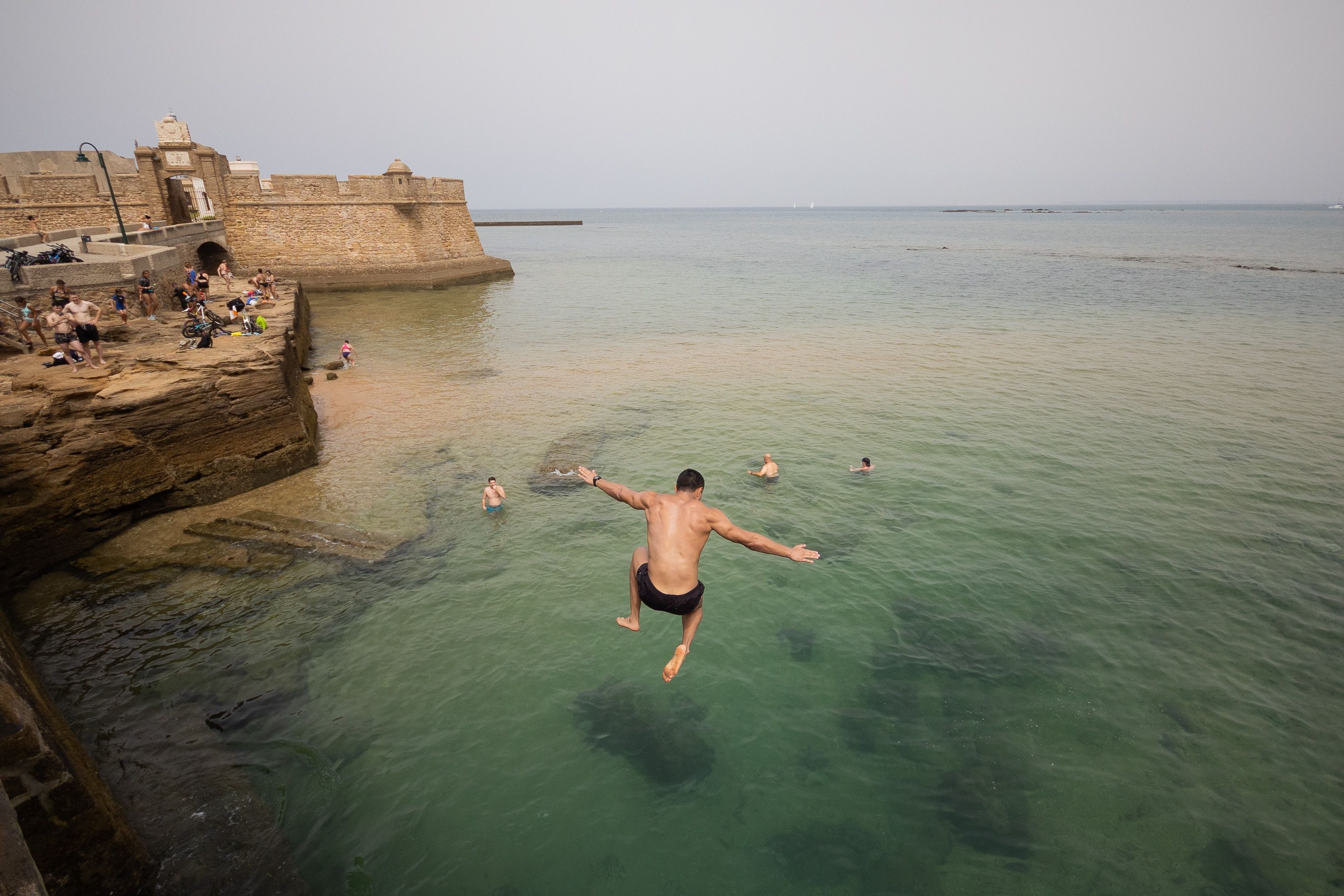 Una persona se refresca en La Caleta, en Cádiz, en plena ola de calor. 