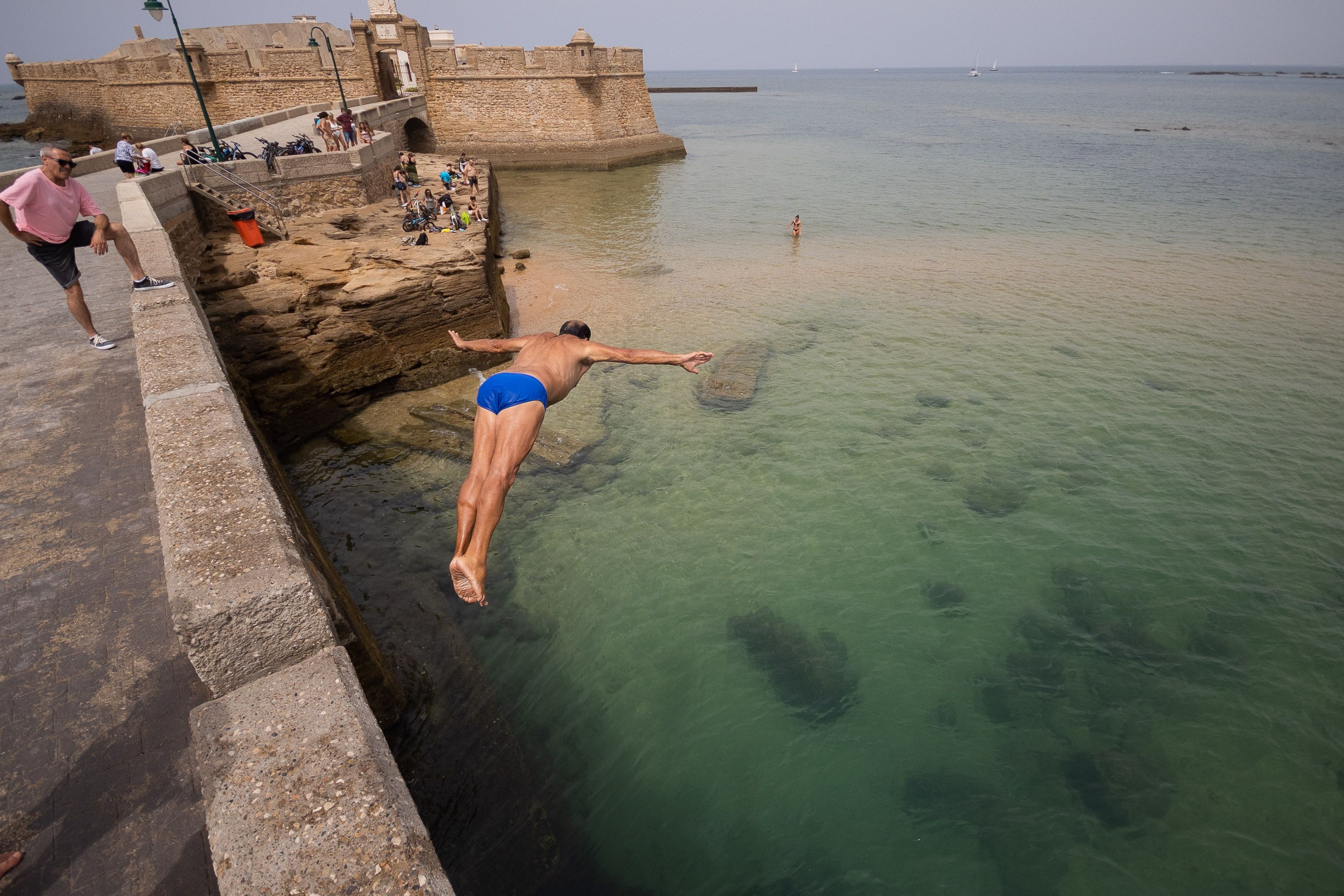 Un hombre se tira a La Caleta de Cádiz en una pasada ola de calor.