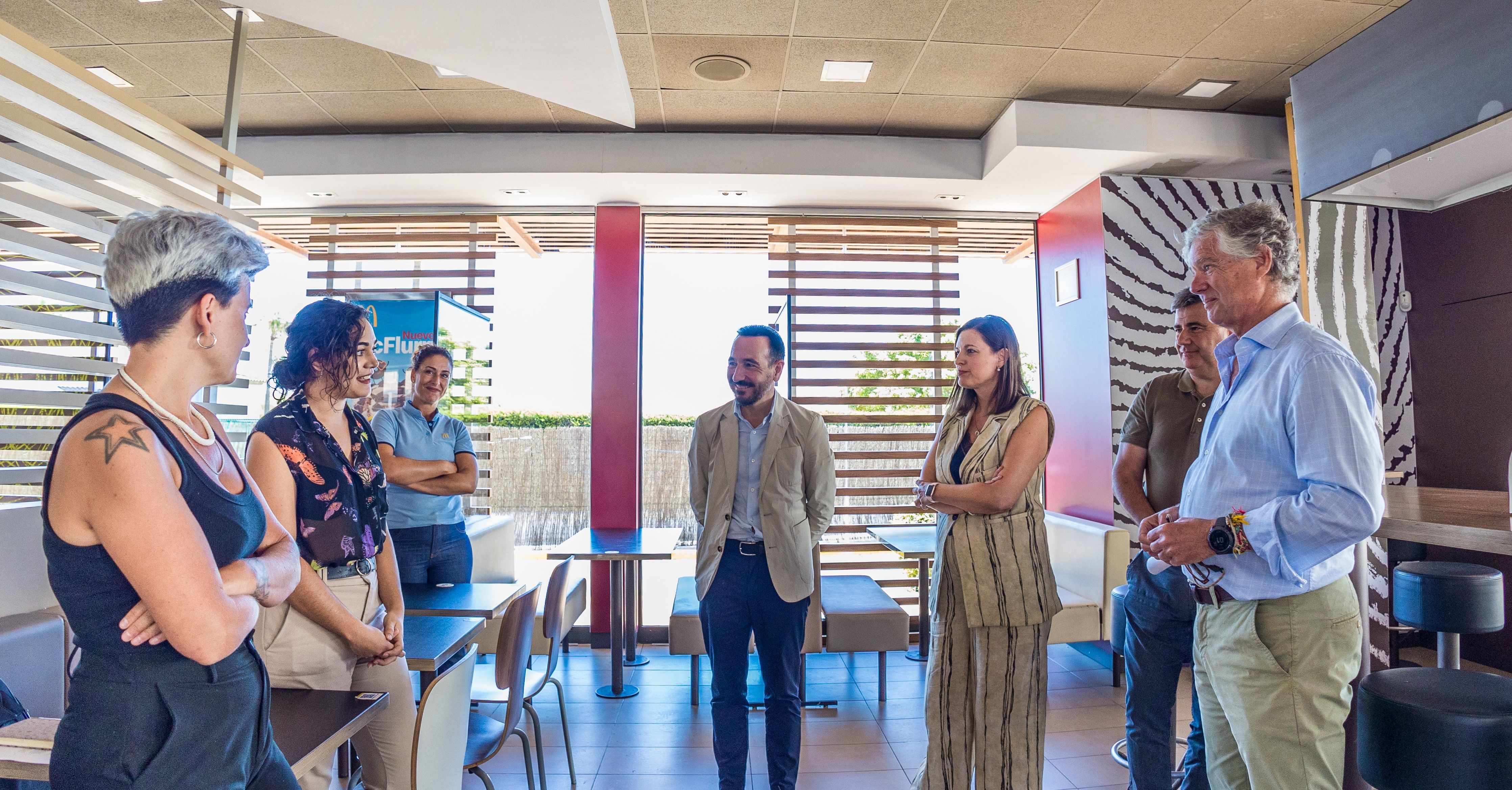 Una hamburguesería, primera instalación que abre en el complejo comercial y empresarial Janer de San Fernando. En la imagen, la alcaldesa en la apertura del restaurante.