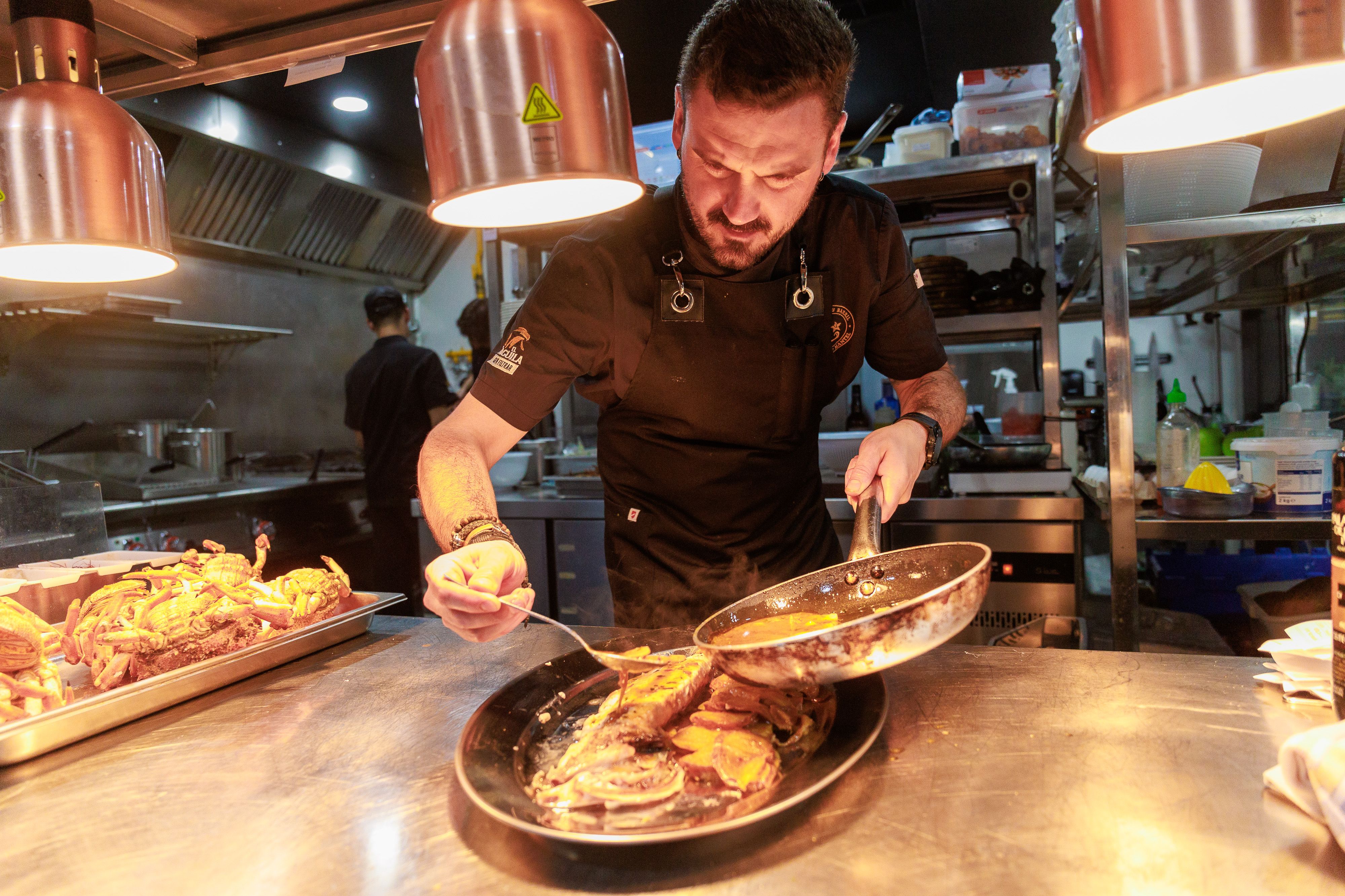 8 lugares 8 para descubrir y redescubrir el placer de comer por Cádiz en 2024. Sesión de trabajo en las cocinas de Restaurante Lucero, en Sanlúcar de Barrameda.