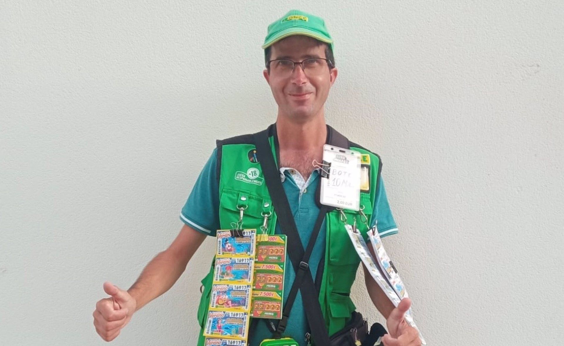 Manuel Vargas, vendedor de la ONCE desde hace dos años, reparte suerte en La Janda. 