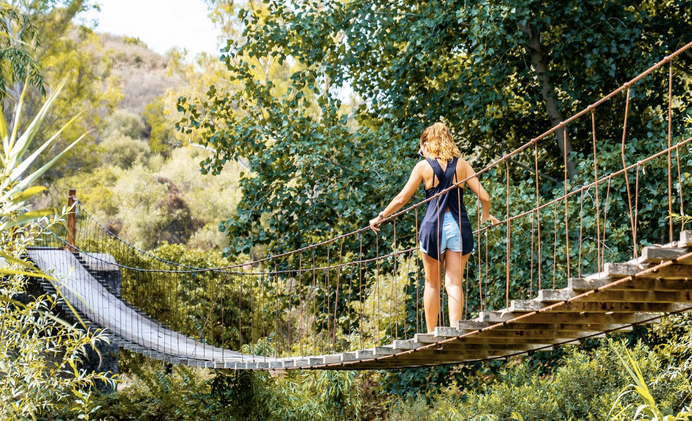 Puente colgante en San Martín del Tesorillo, en el Campo de Gibraltar, en una foto de Daniel García Millán.