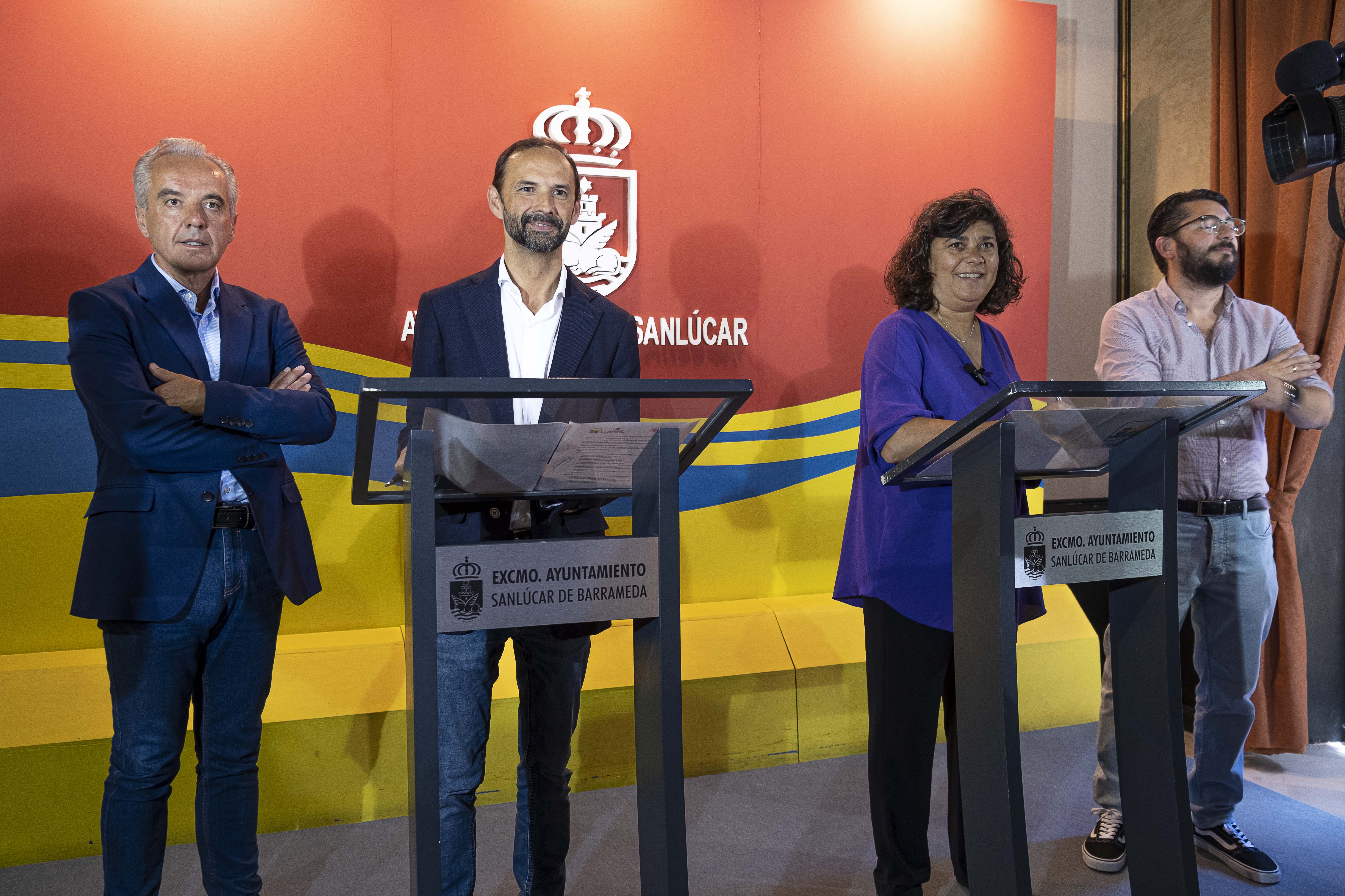 Víctor Mora y Carmen Álvarez, en el anuncio del nuevo gobierno de Sanlúcar.