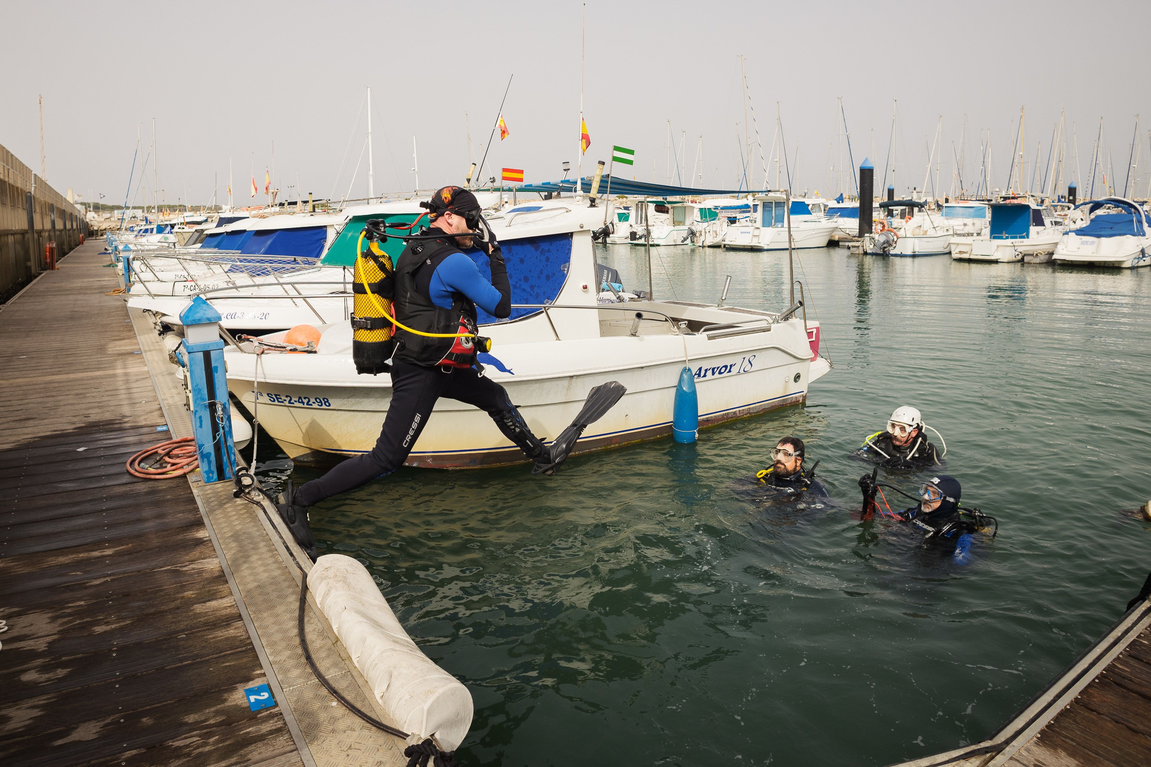 Los buceadores se introducen en el mar.