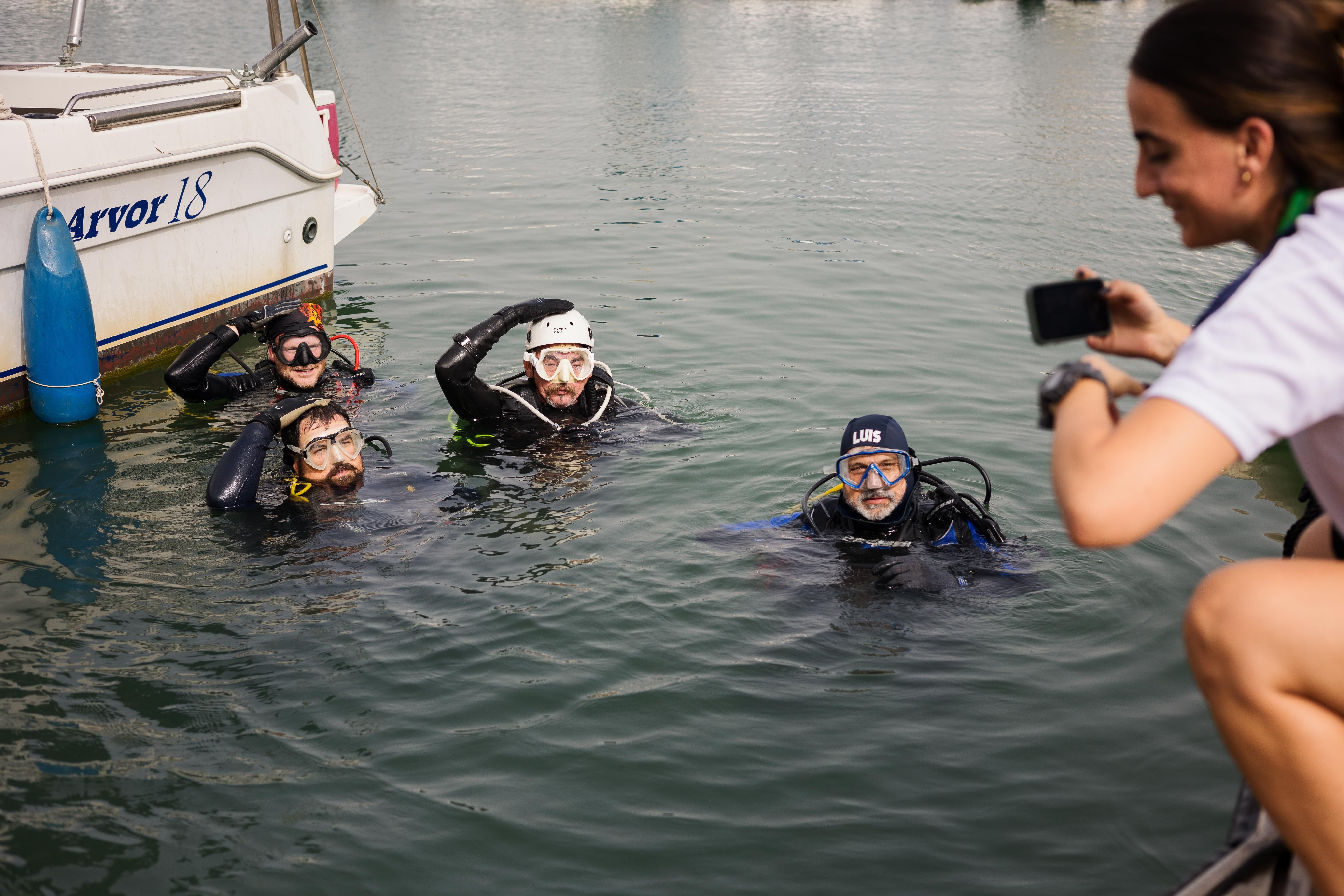 Limpieza del puerto marítimo de Rota realizada por el club Capitán Garfio.