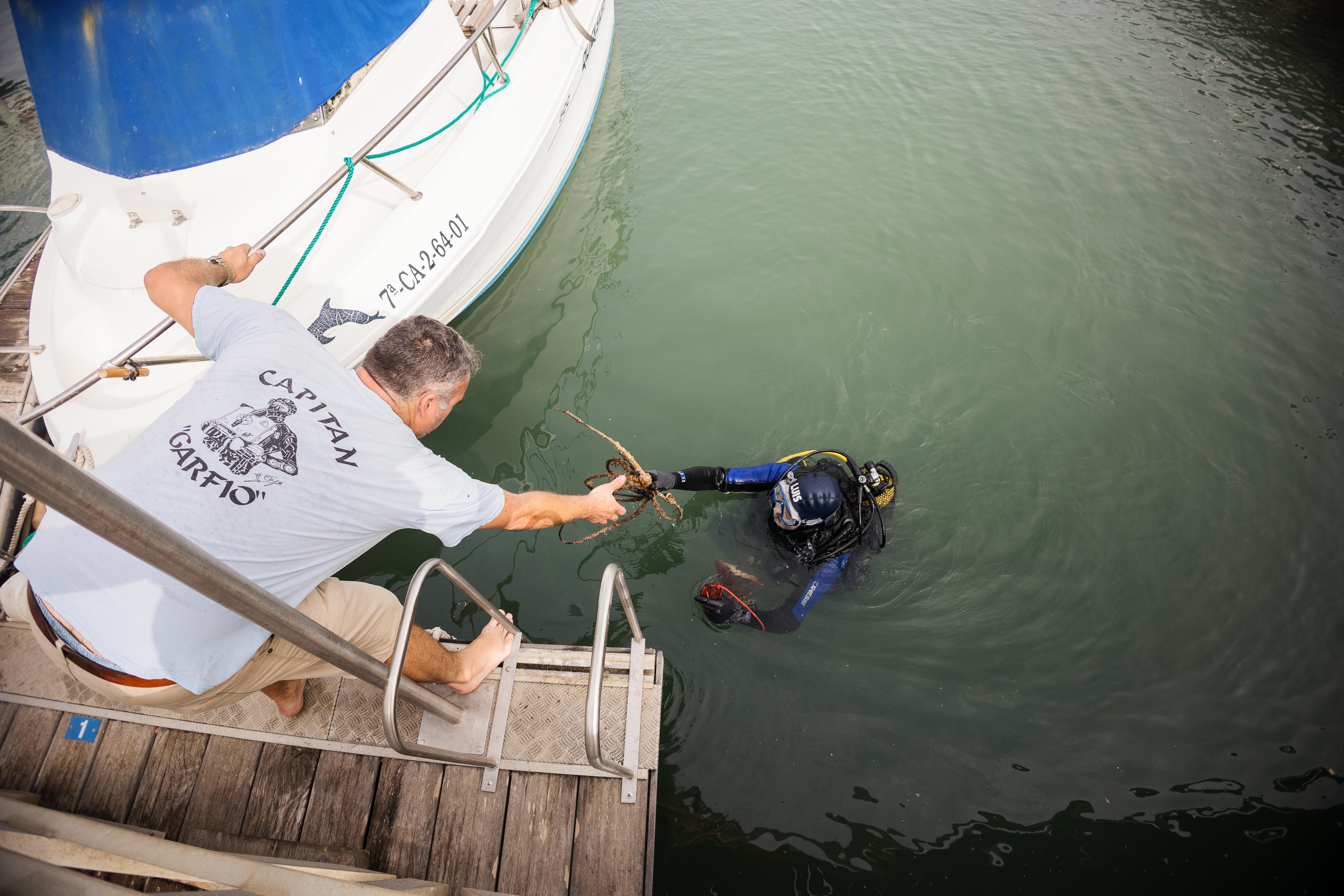 Uwe recoge los objetos encontrados en el fondo.