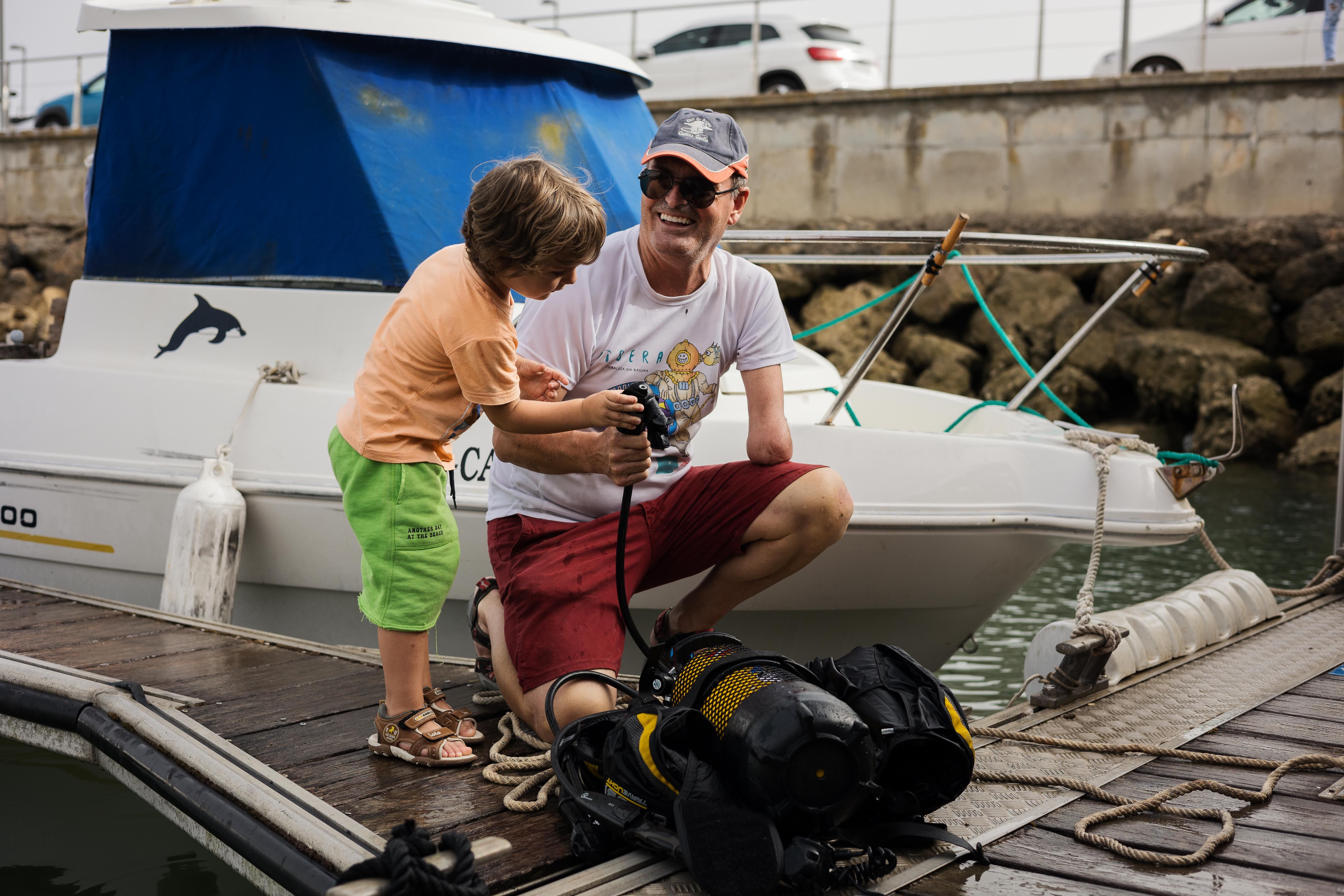 Juan Carlos Ferre junto a su hijo en el puerto de Rota. 