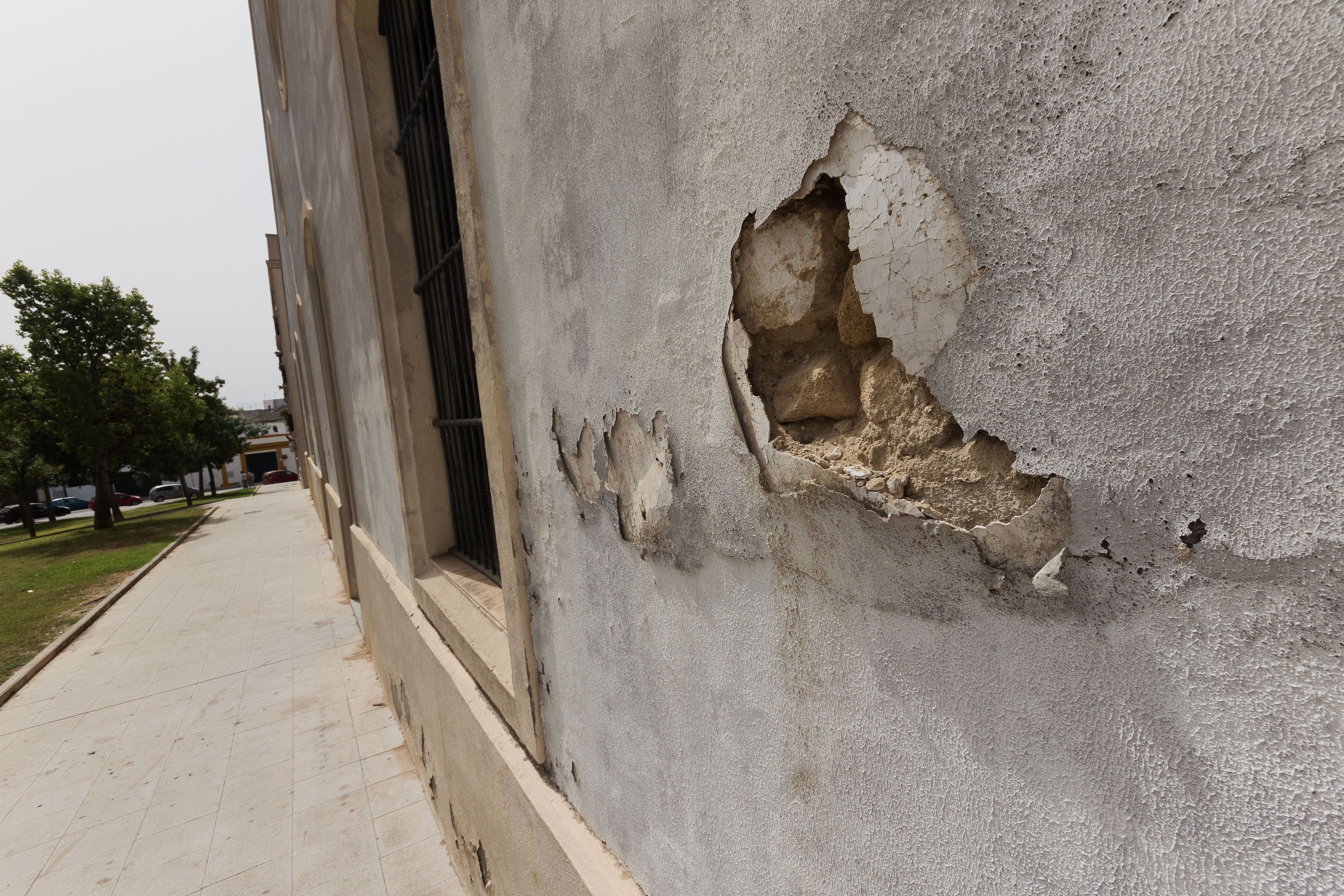 Detalle de los desperfectos de la fachada. MANU GARCÍA