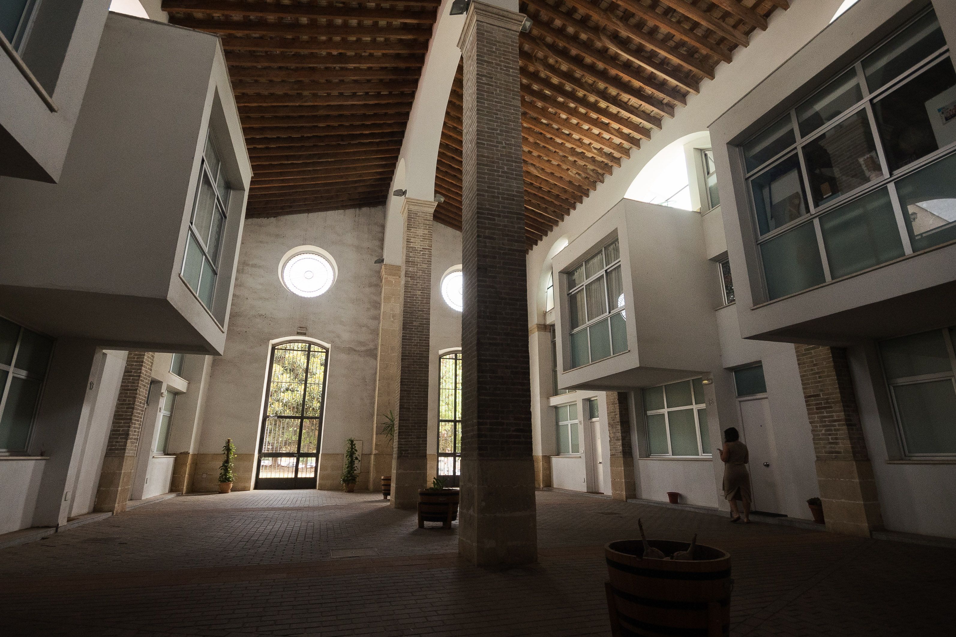 El interior del casco de bodega con una curiosa adaptación para viviendas.   MANU GARCÍA 