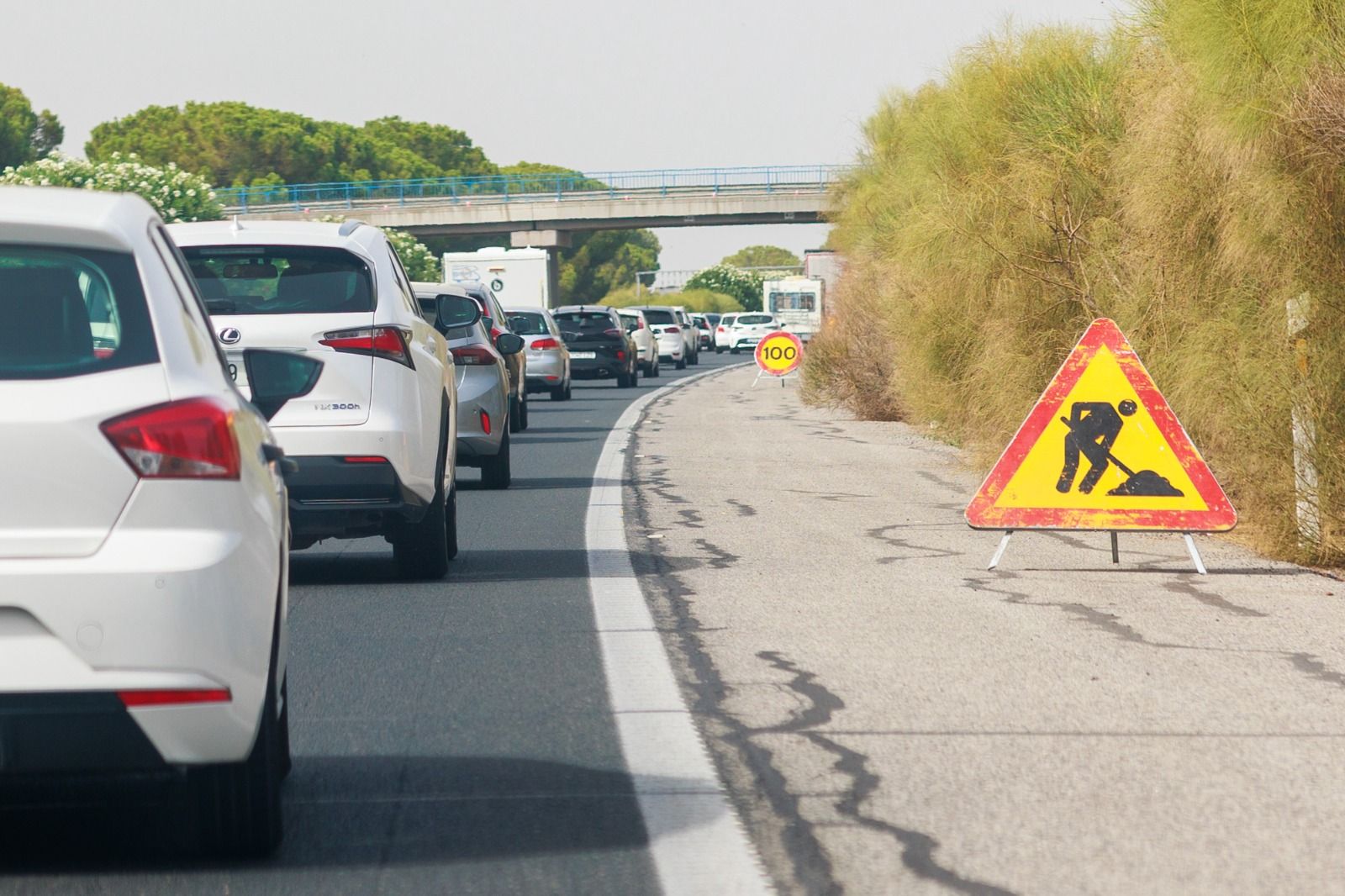 El Ayuntamiento exige que el tercer carril de la AP-4 tiene que llegar hasta Jerez. En la imagen, atasco este verano en la autopista.