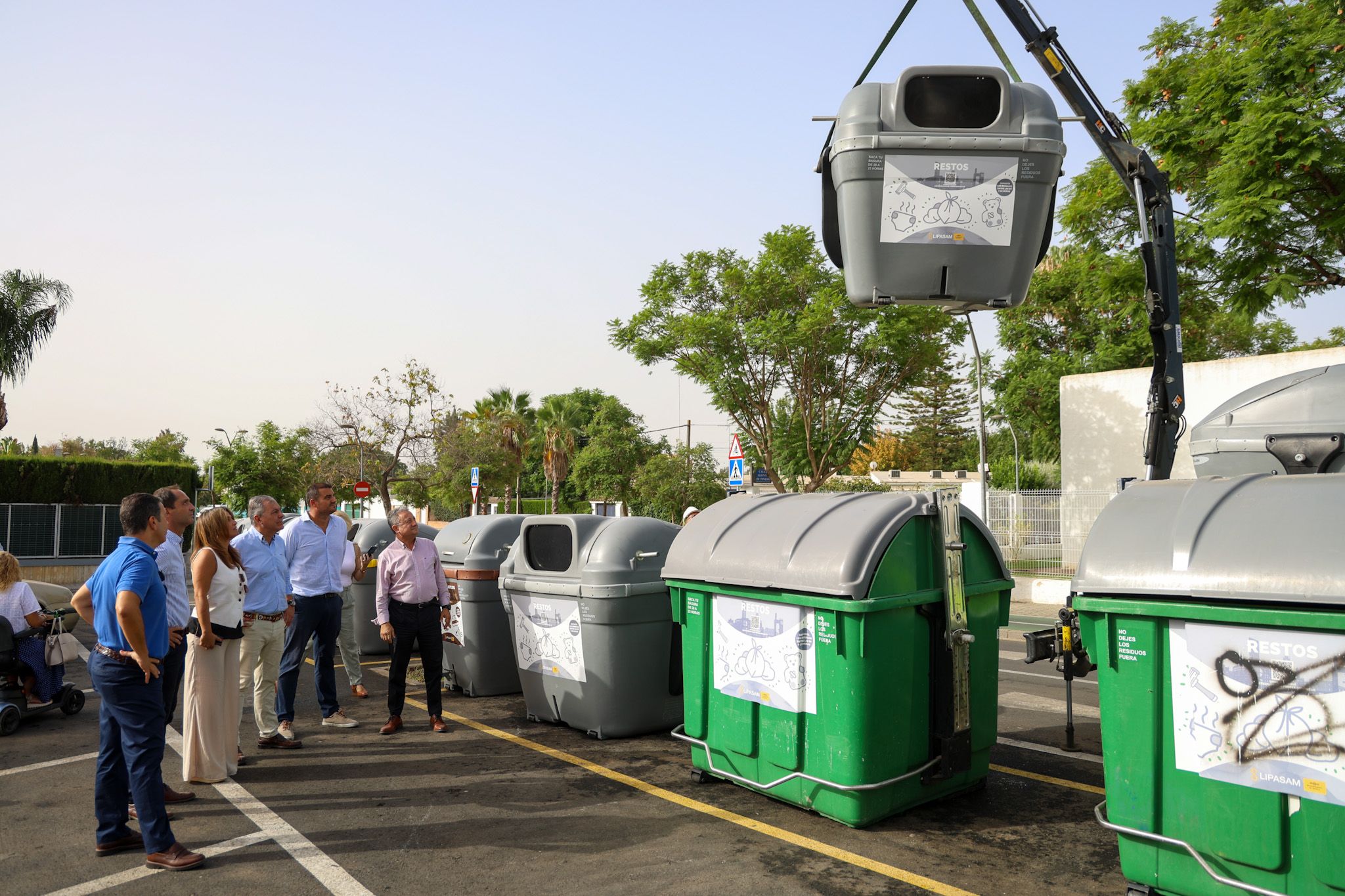 Renovación de contenedores en el barrio de Santa Clara, en Sevilla. 