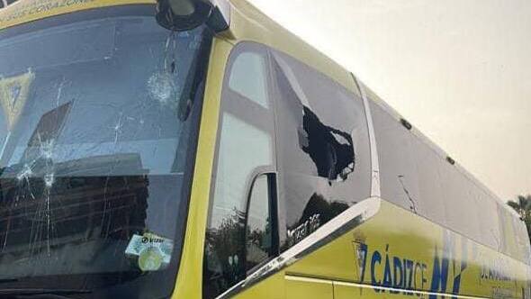 El autobús apedreado en Jerez, en una imagen del usuario @jose_pelegrin.