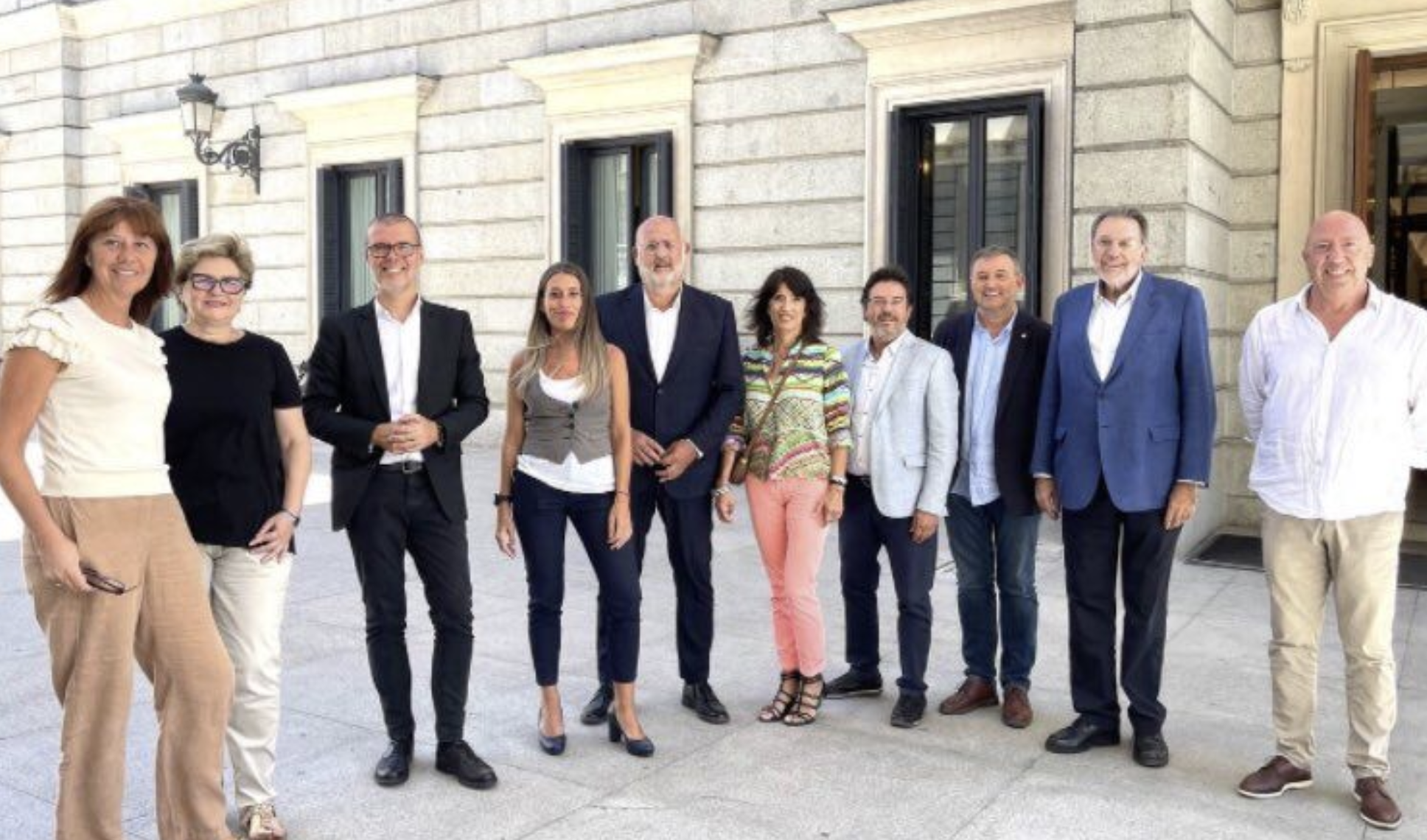 Los nuevos diputados de Junts, frente al Congreso, este jueves.