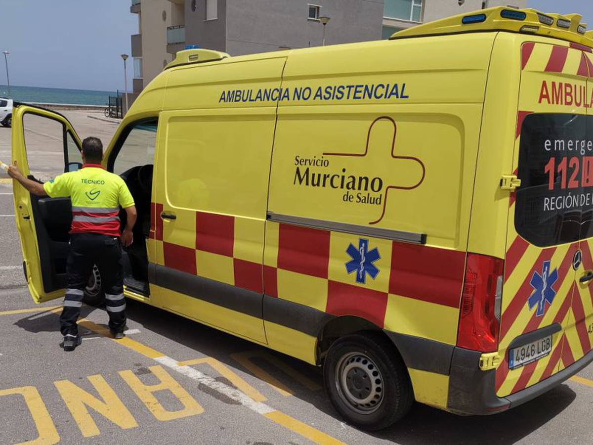 Muere tras rociarse con alcohol para refrescarse y prenderse fuego al encender un cigarro. En la imagen, una ambulancia de Murcia. 