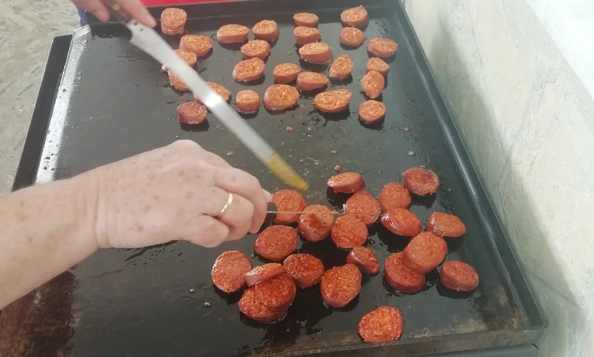Chorizos a la plancha en una edición anterior de la 'Chorizá' de Carnaval. FOTO: AYUNTAMIENTO DE BORNOS