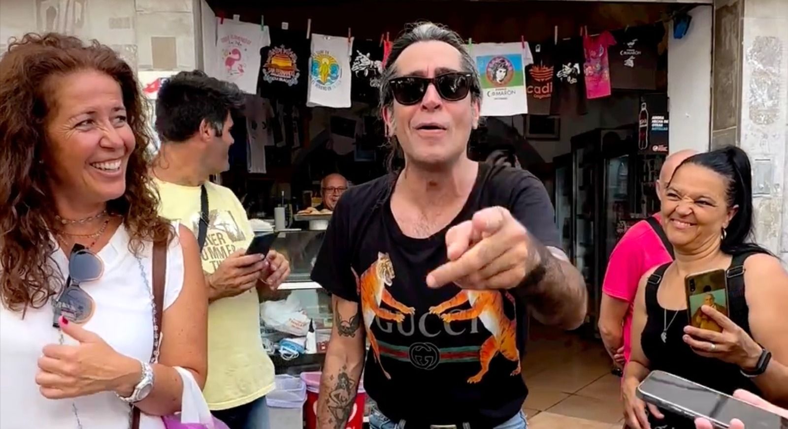 El cantante ante un comercio del centro de San Fernando, donde compró recuerdos de Camarón.