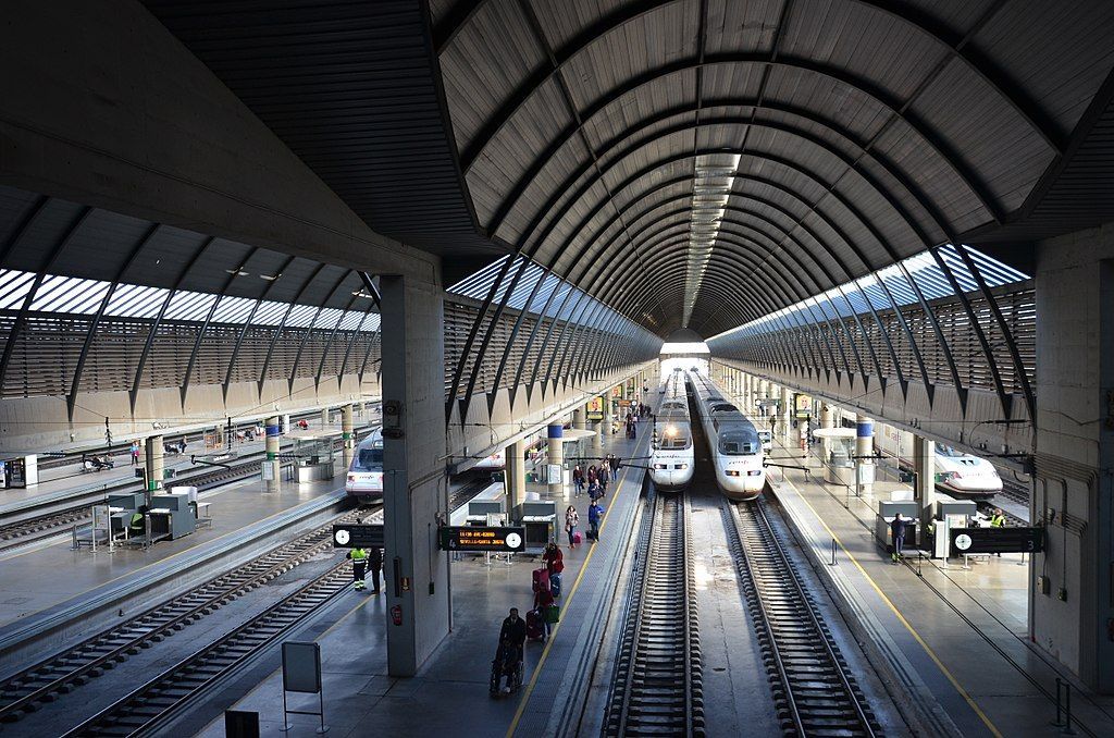 Trenes apeados en la estación de Santa Justa en Sevilla.