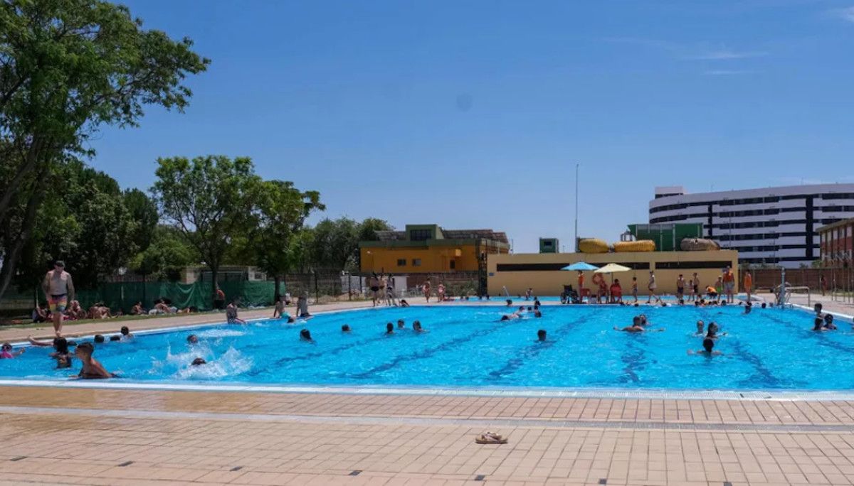 Piscina municipal de Torreblanca, en Sevilla, en una imagen de archivo.