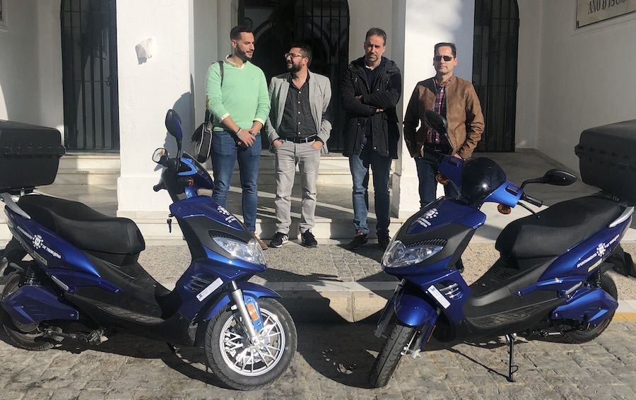 El diputado Mario Fernández, con el alcalde de Trebujena, Jorge Rodríguez, en el momento de la entrega de las motos eléctricas.