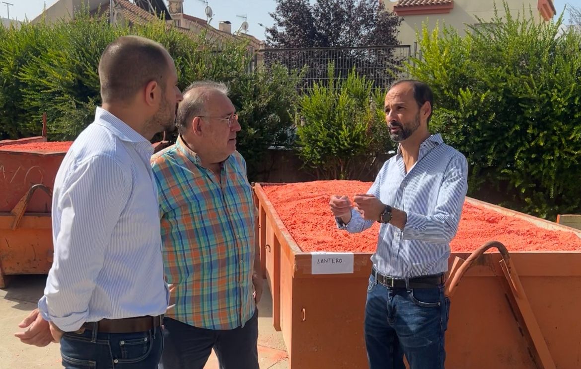 La sal de colores ya está preparada para crear la alfombra en honor a la patrona de Sanlúcar.
