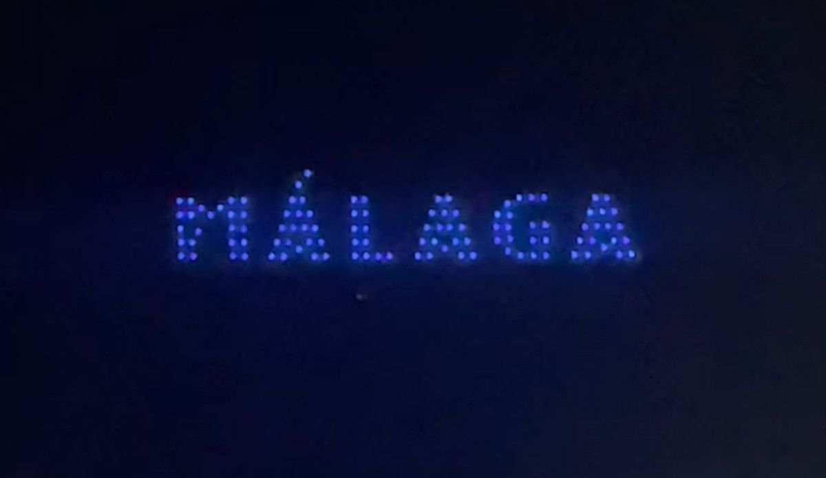 Vista del espectáculo de drones del inicio de la Feria de Málaga desde la playa de la Malagueta.