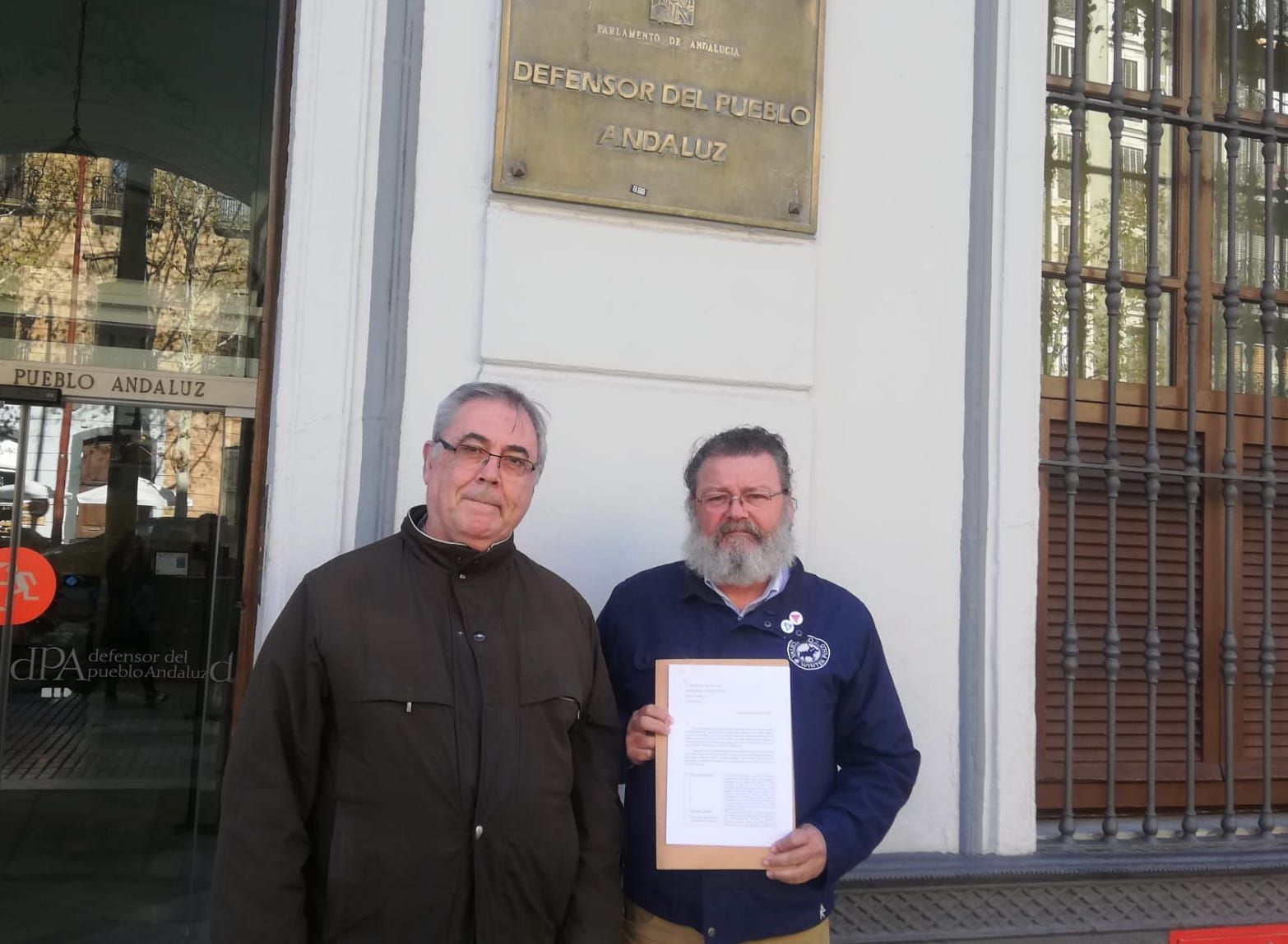 Representantes del colectivos de memorialistas de Jerez, a las puertas de la Oficina del Defensor del Pueblo, en Sevilla este lunes.
