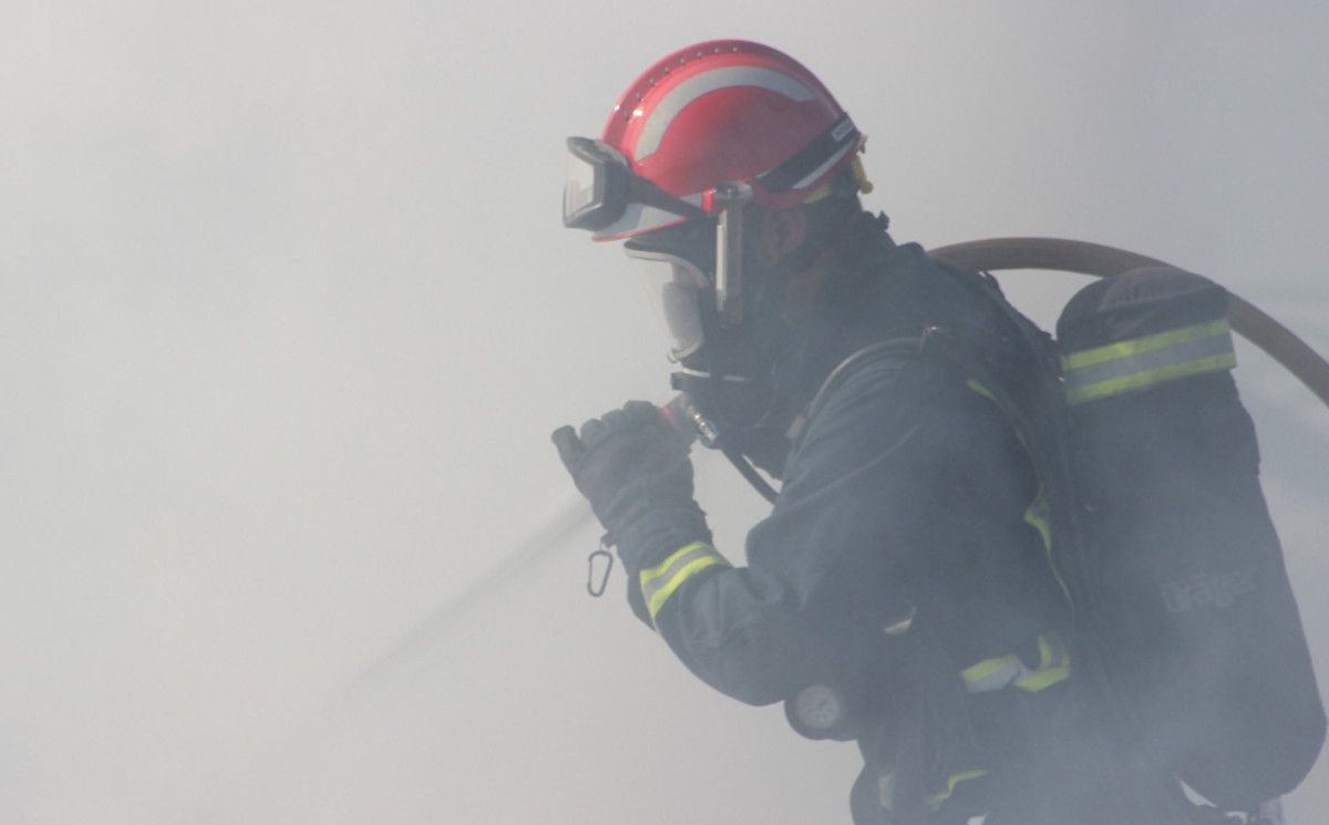 Un bombero extingue un incendio en una imagen reciente.  