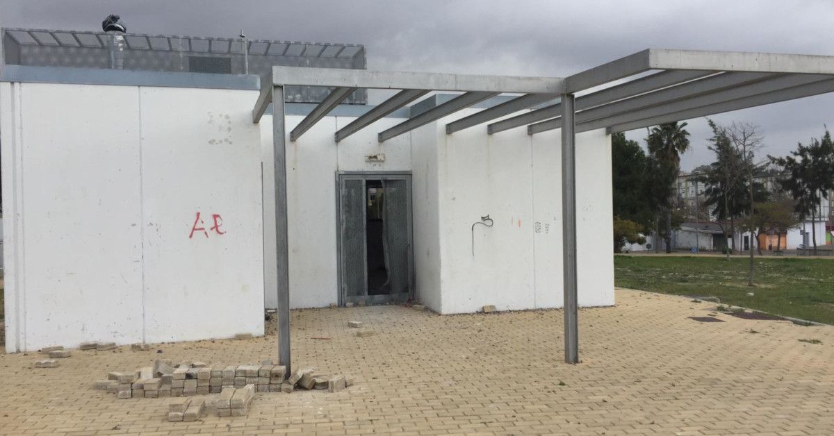 Imagen del kiosko vandalizado, en el parque de la Igualdad. FOTO: ADECOSUR