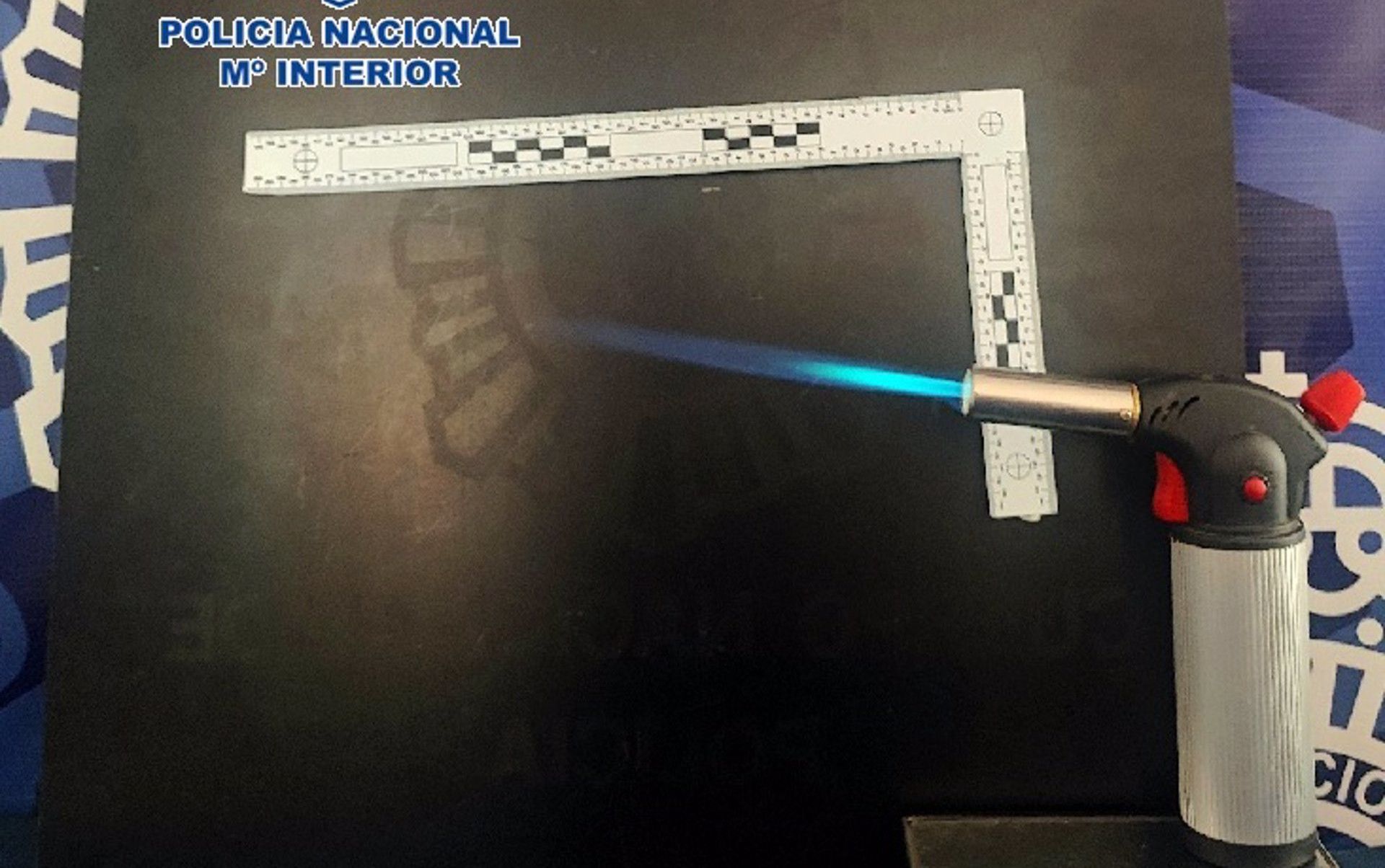 Un hombre atraca un hotel de Fuengirola con este soplete. 