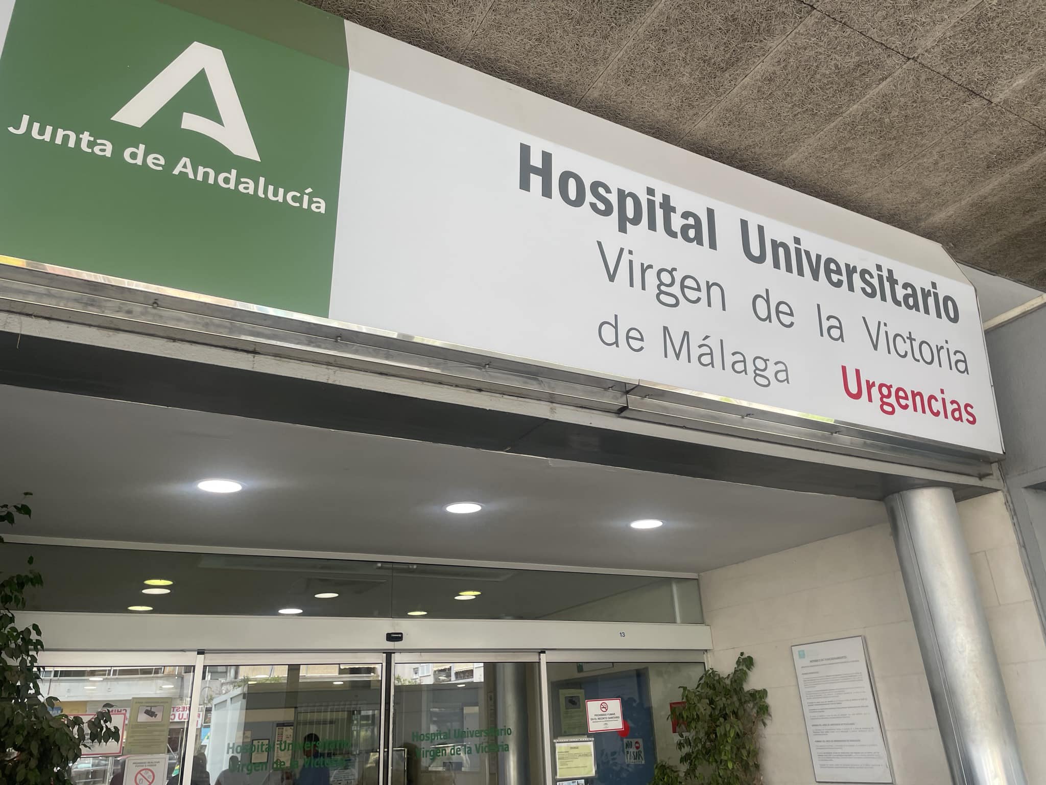 Un paciente borracho destroza un ordenador en el Hospital Clínico de Málaga.