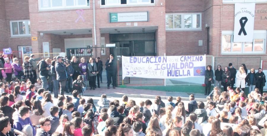 Un momento del acto celebrado en La Zubia para recordar a la profesora asesinada. 