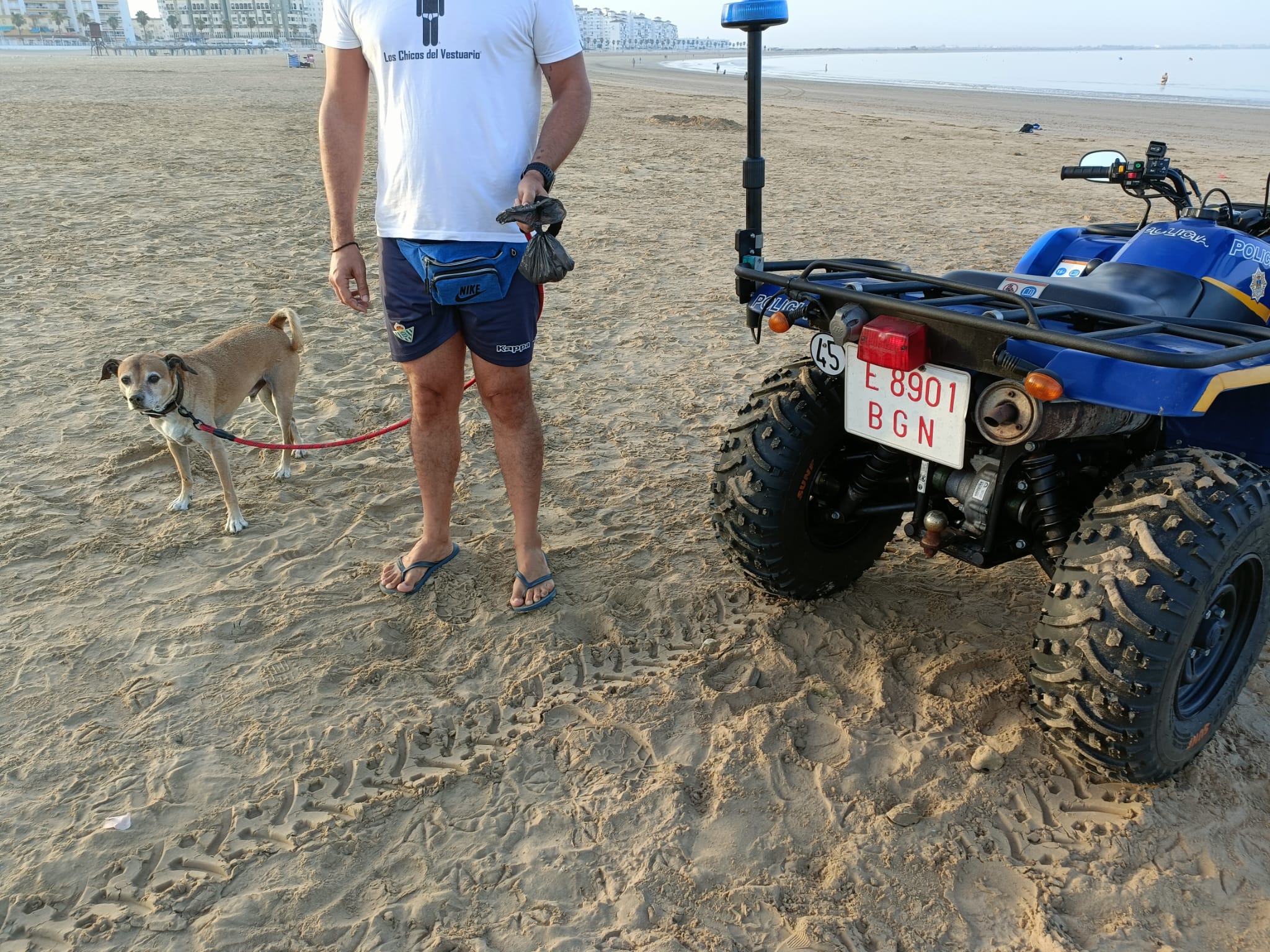 La Policía Local controla el acceso a la playa con animales.