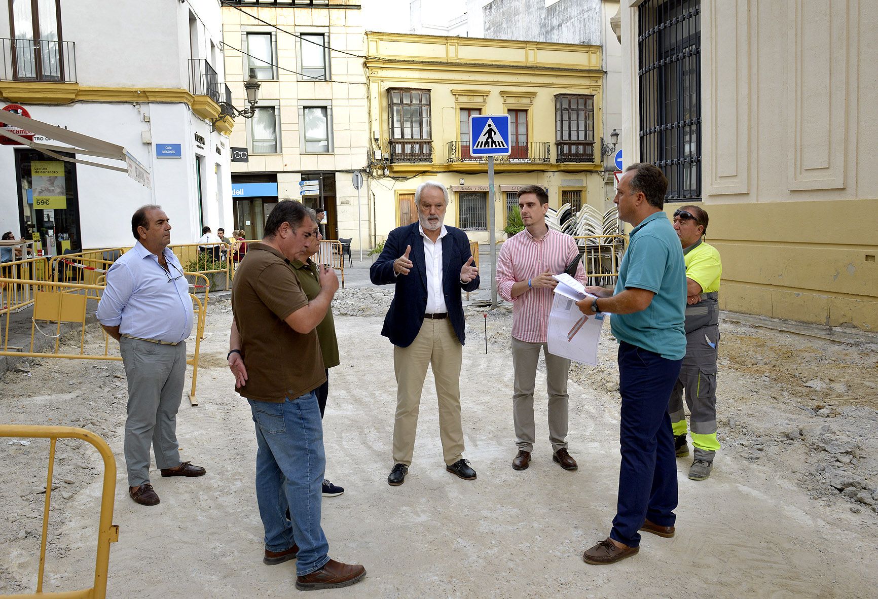 Agustín Muñoz y Jaime Espinar visitan los trabajos en calle Veracruz, en el centro de Jerez.