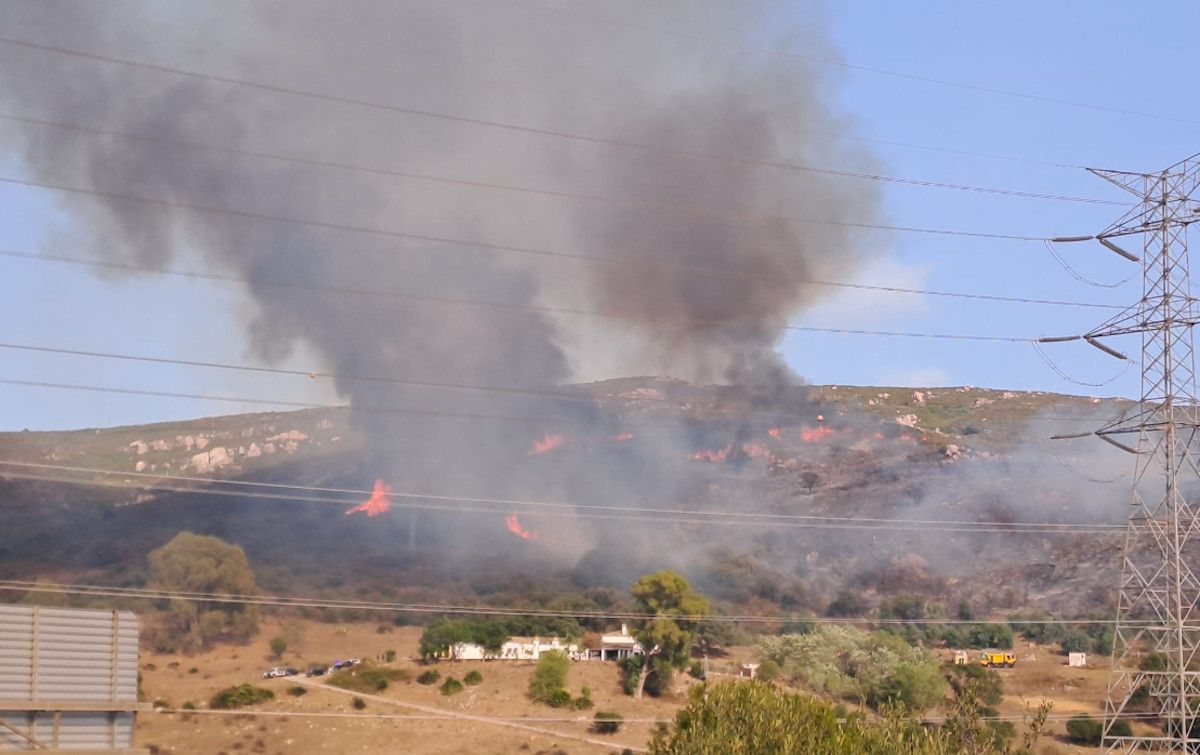 Declarado un incendio forestal en el paraje Sierra Carbonera, en San Roque. INFOCA Declarado un incendio forestal en el paraje Sierra Carbonera, en San Roque. INFOCA