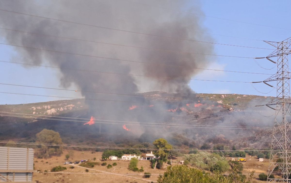 Declarado un incendio forestal en el paraje Sierra Carbonera, en San Roque.  INFOCA
