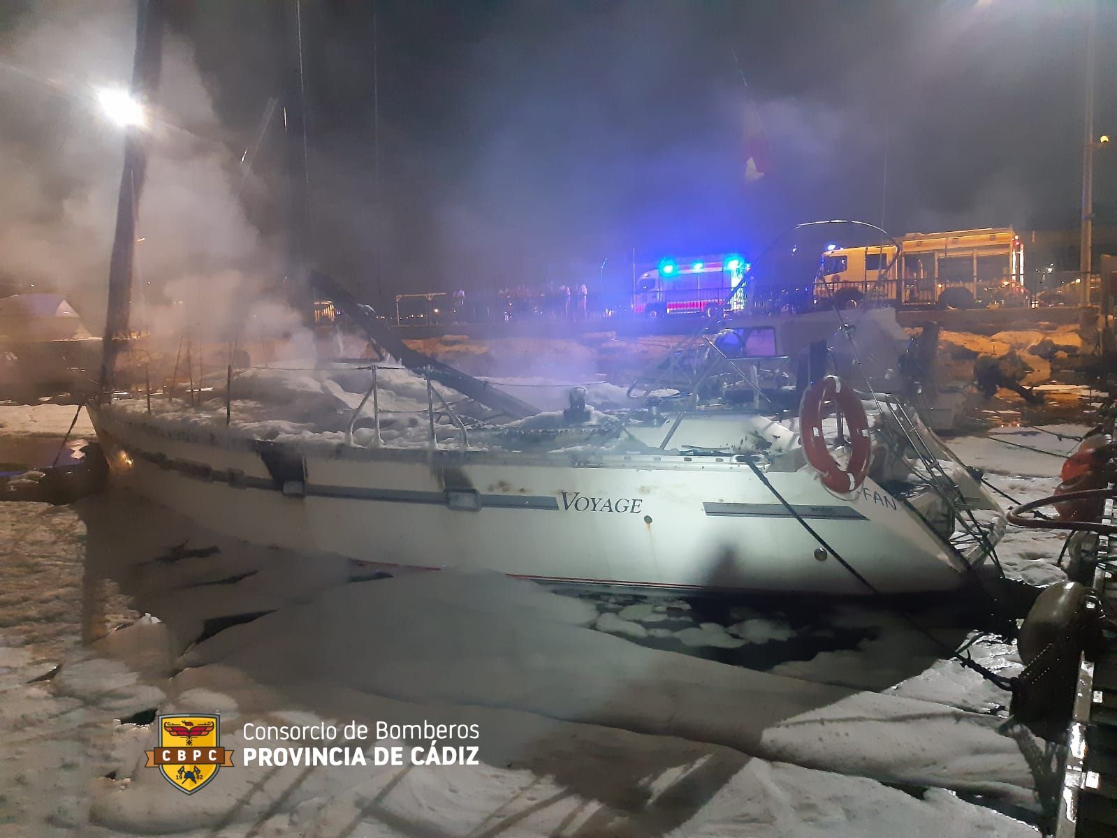 Sale ardiendo un barco en mitad de la noche en el Club Marítimo de la Línea.