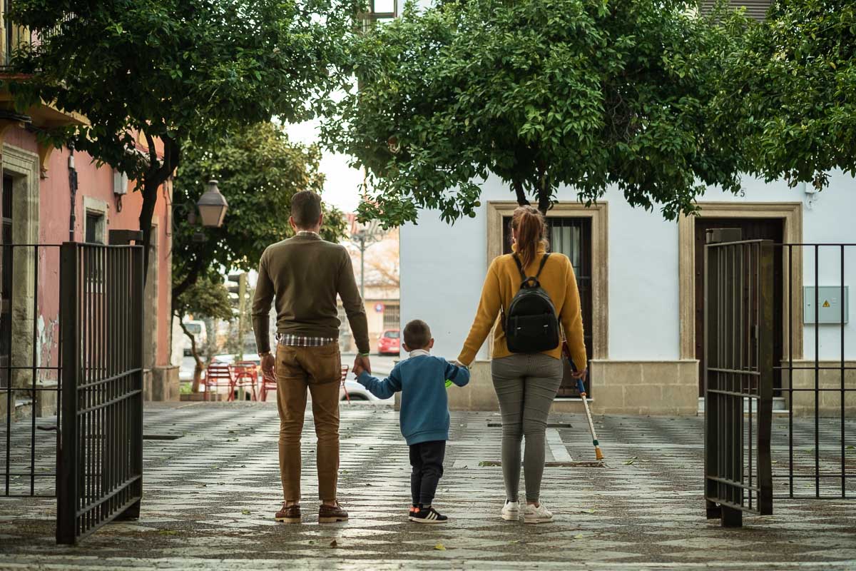 Dos padres junto a su hijo con ataxia.