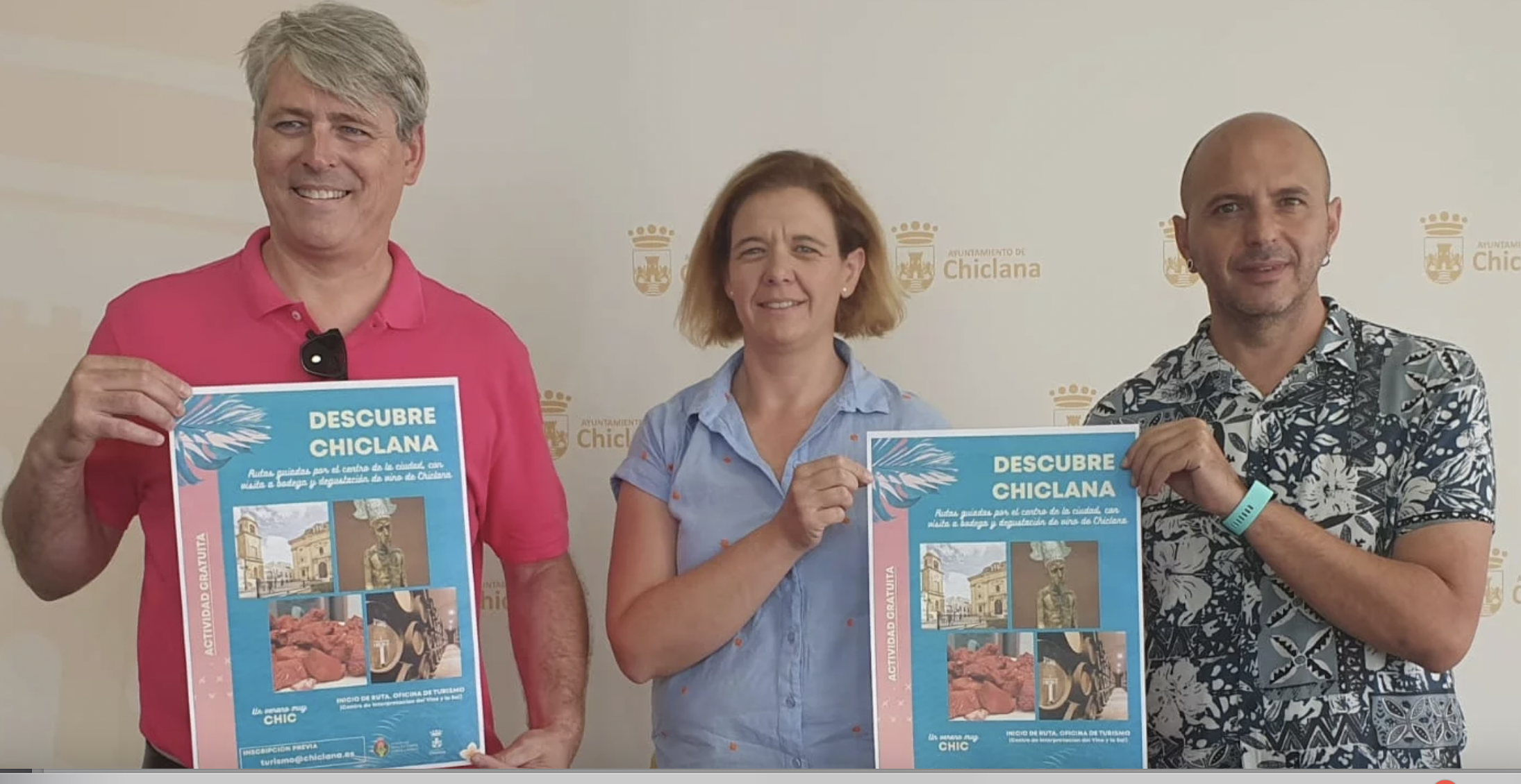 Comienzan las rutas guiadas 'Descubre Chiclana'. En la imagen, la delegada de Turismo, en el centro, junto a los responsables de la iniciativa. 