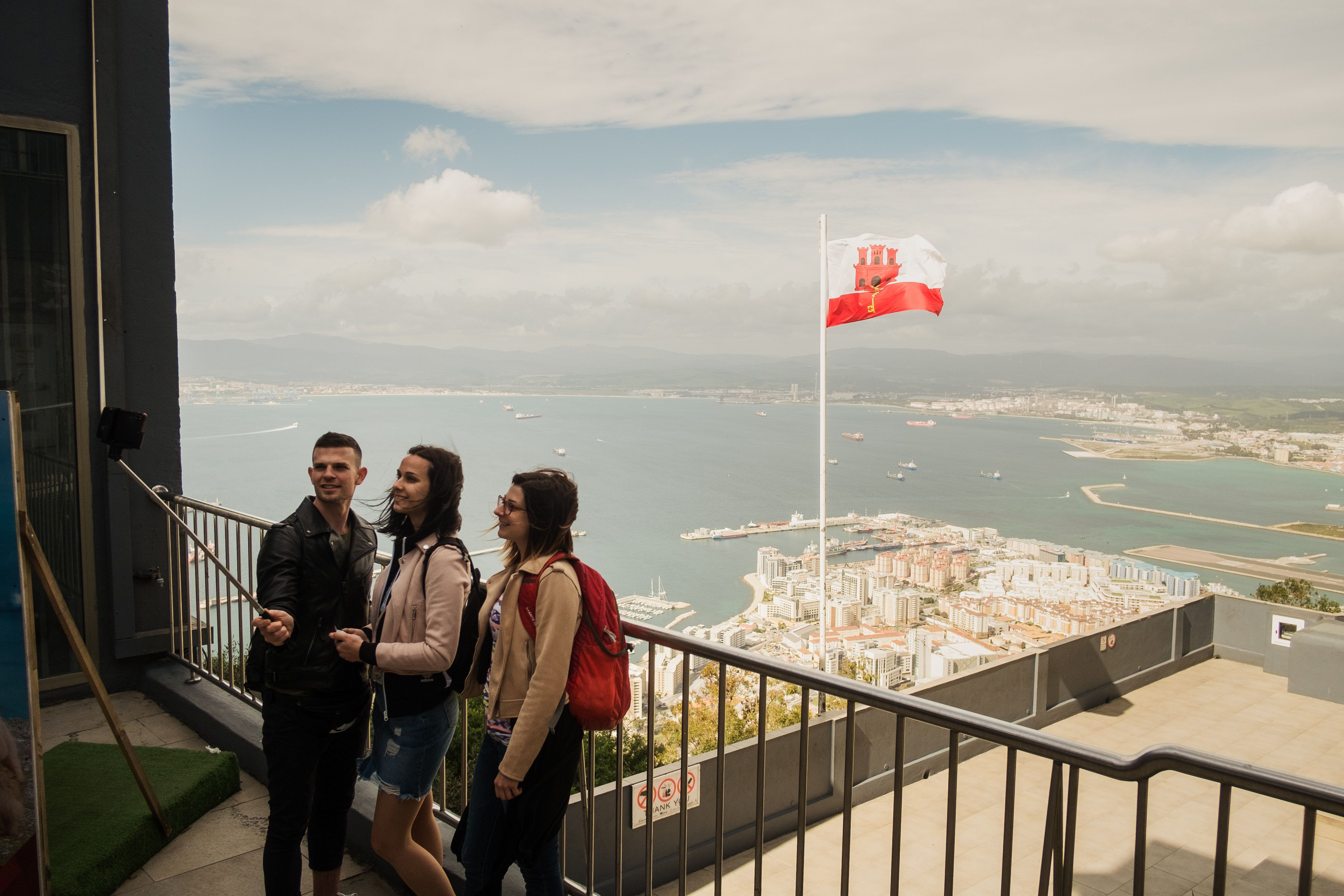 La bandera de Gibraltar sobre la Bahía de Algeciras.
